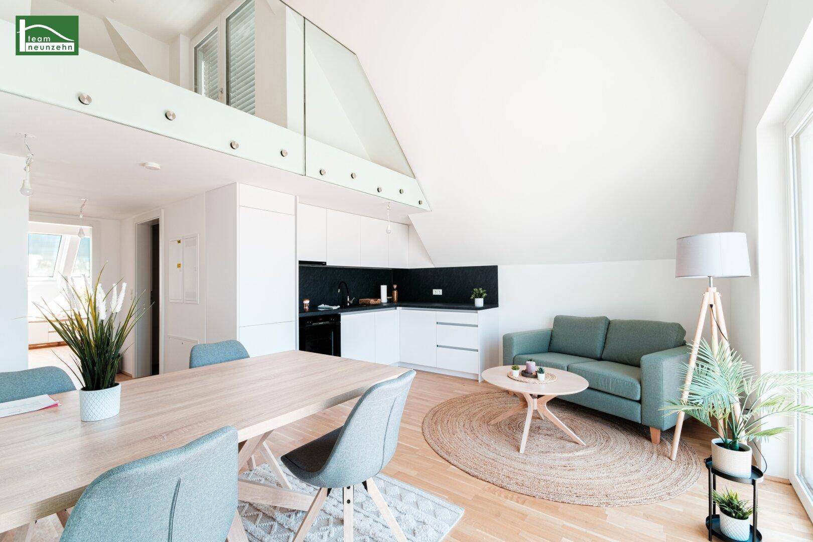 Offener Wohn-Essbereich mit integrierter Küche, hohen Decken und modernem Design.
