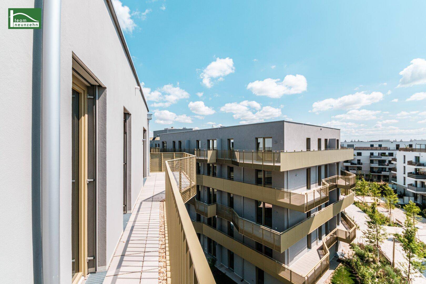 Geräumiger Balkon mit Fliesenboden und modernem Geländer, bietet weite Aussicht.