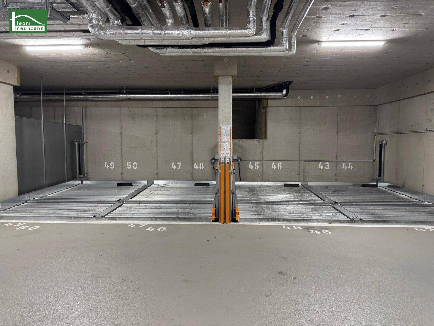Tiefgarage mit innovativem Doppelparker-System zur effizienten Nutzung des Raumes.