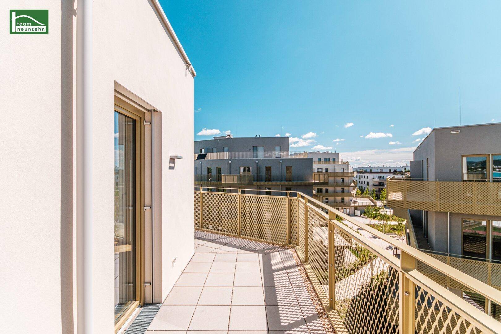 Geräumiger Balkon mit moderner Metallbrüstung und Blick auf die Umgebung.