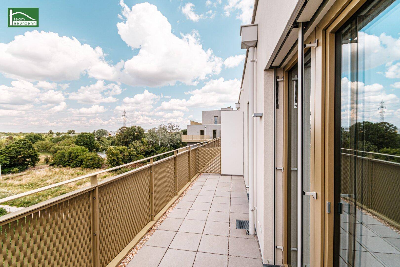Geräumiger Balkon mit Blick auf die Umgebung und viel Grün, ideal zum Entspannen.