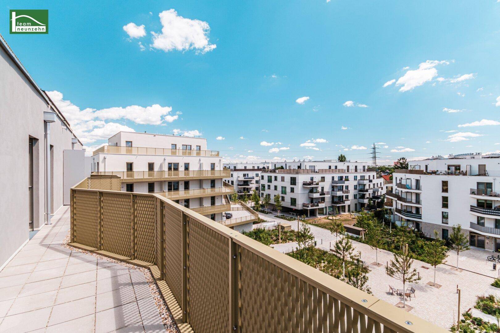 Geräumiger Balkon mit moderner Brüstung und weitem Blick auf die Wohnanlage.