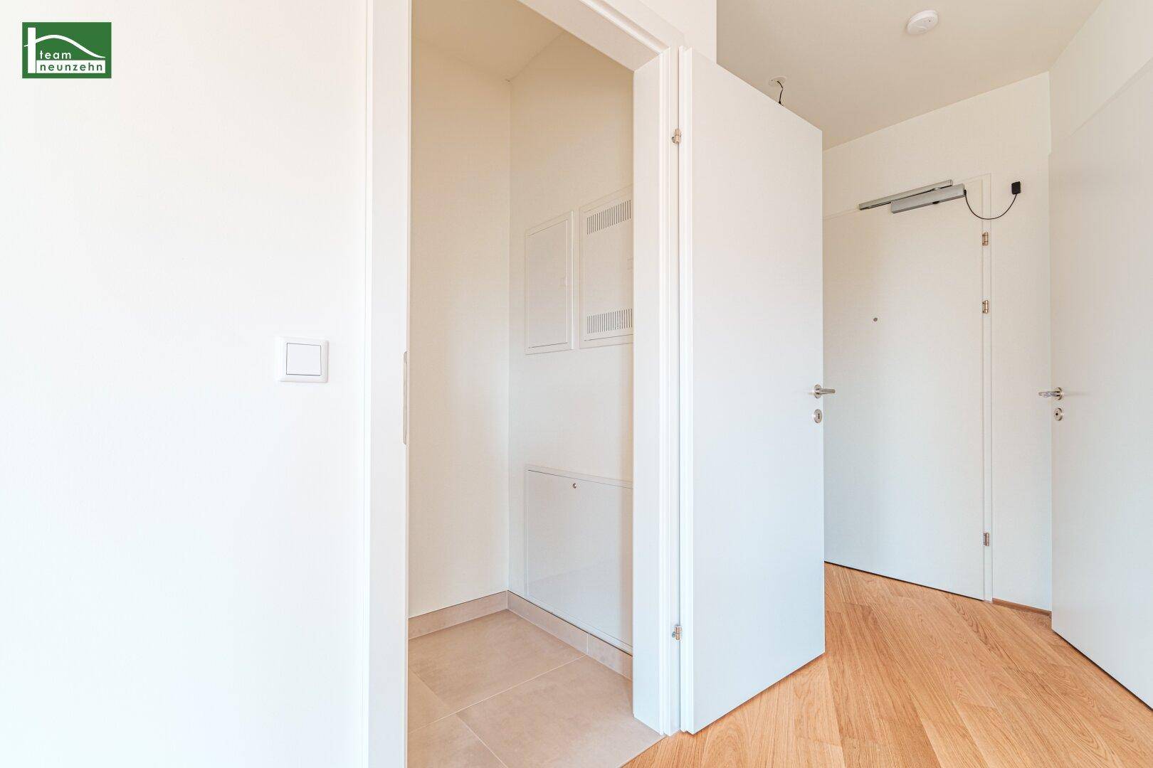 Kleiner Abstellraum mit Fliesenboden und Zugang zu den technischen Installationen.