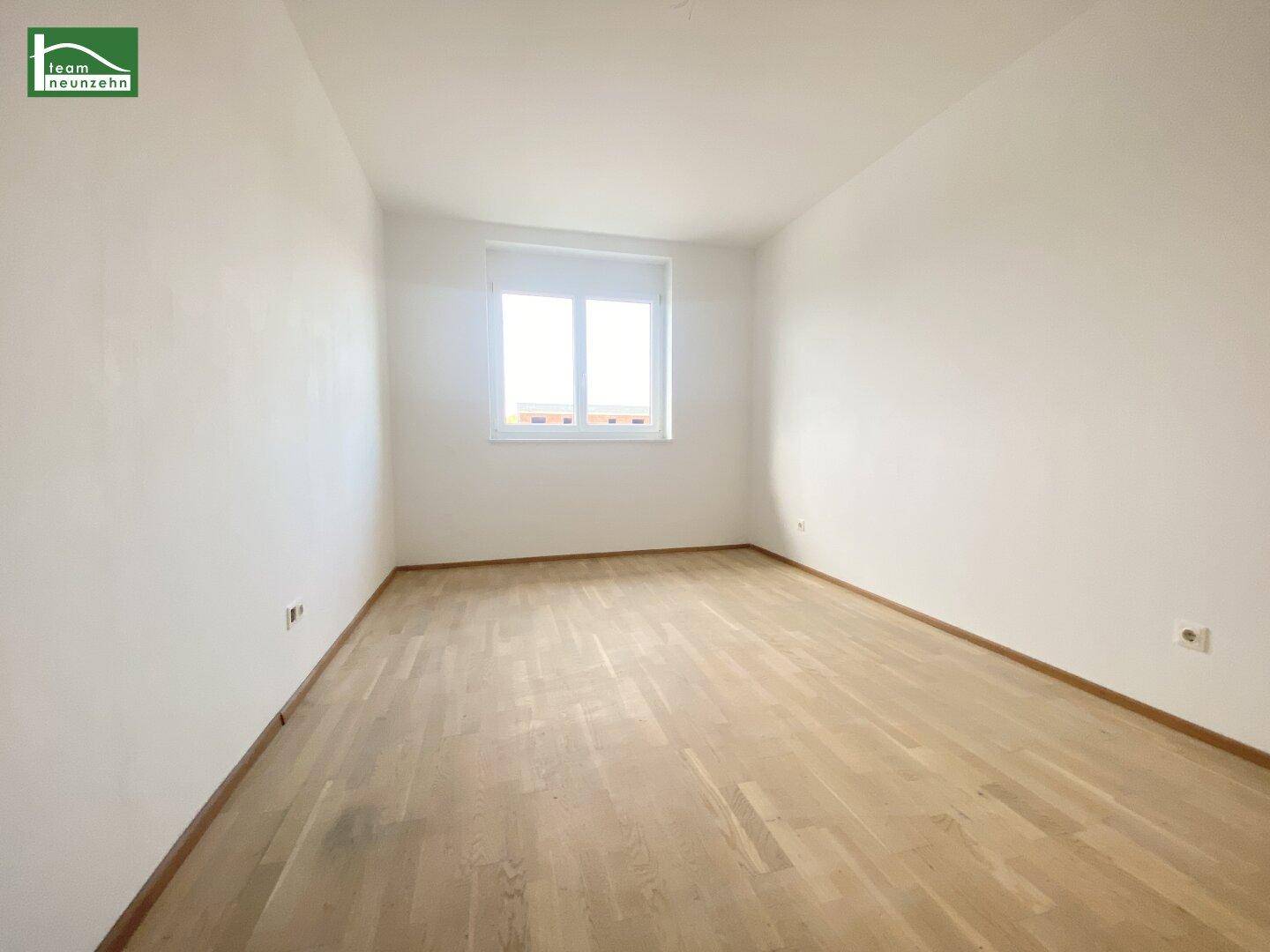 Helles Zimmer mit Parkettboden und Fenster, ideal als Schlaf- oder Arbeitszimmer.