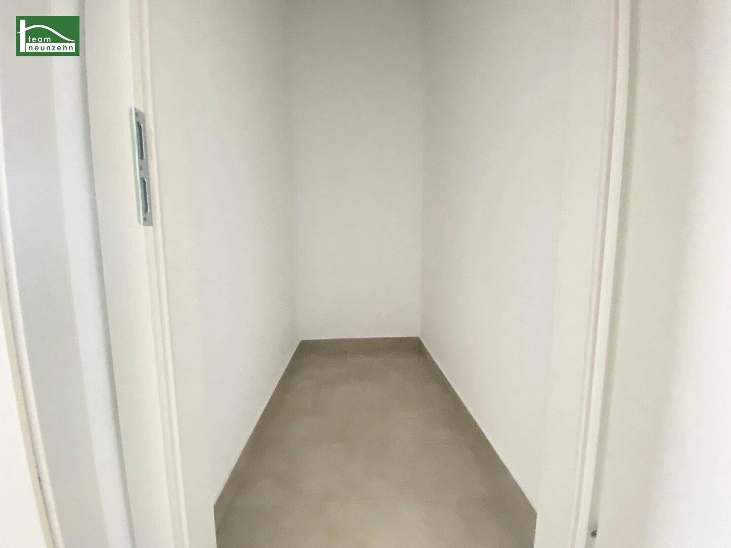 Praktischer Abstellraum mit Fliesenboden für zusätzlichen Stauraum.