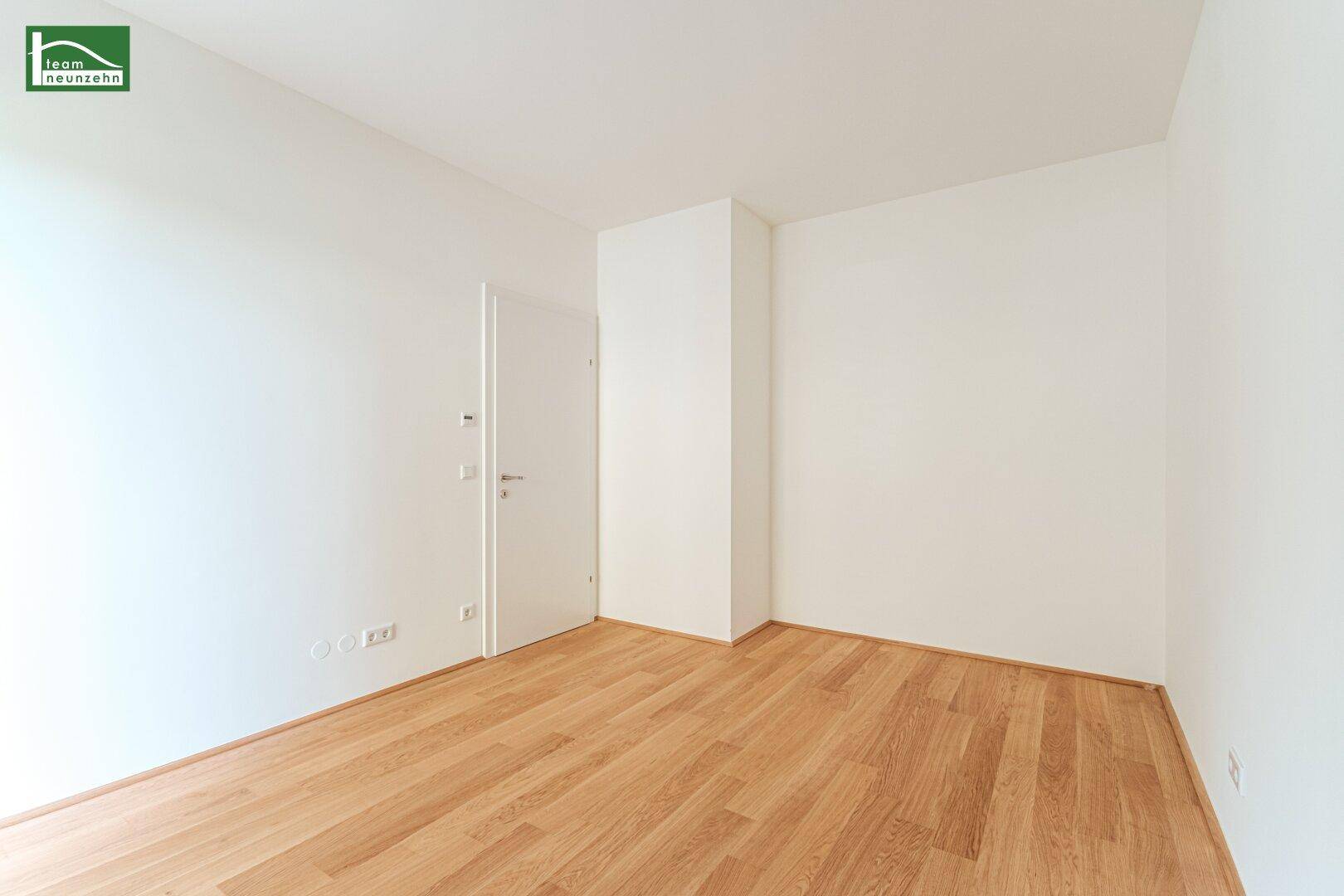 Unmöbliertes Zimmer mit hellem Parkettboden und weißen Wänden, bereit zur individuellen Gestaltung.