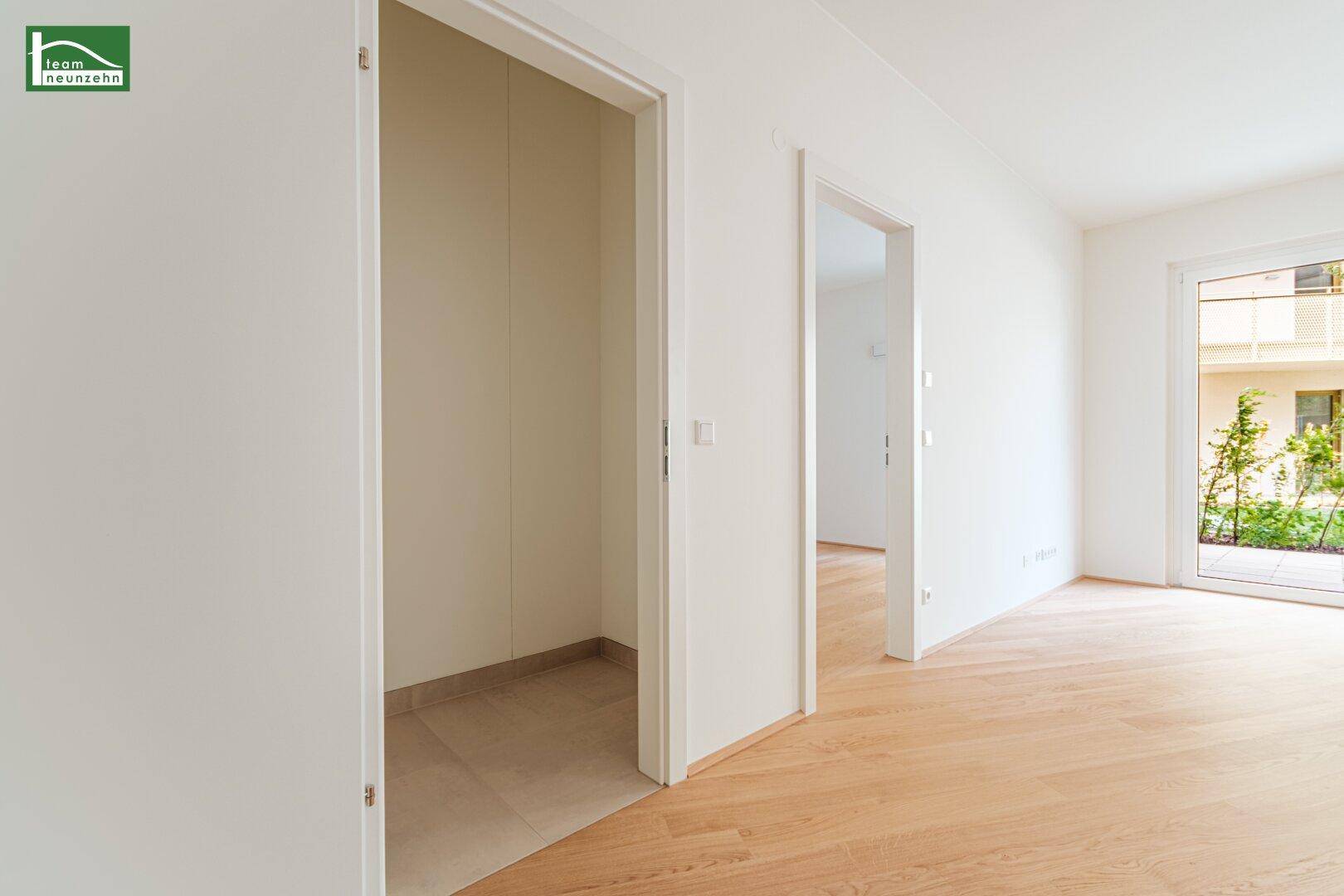 Heller Flur oder Wohnbereich mit Zugang zu einem praktischen Abstellraum und weiteren Zimmern.