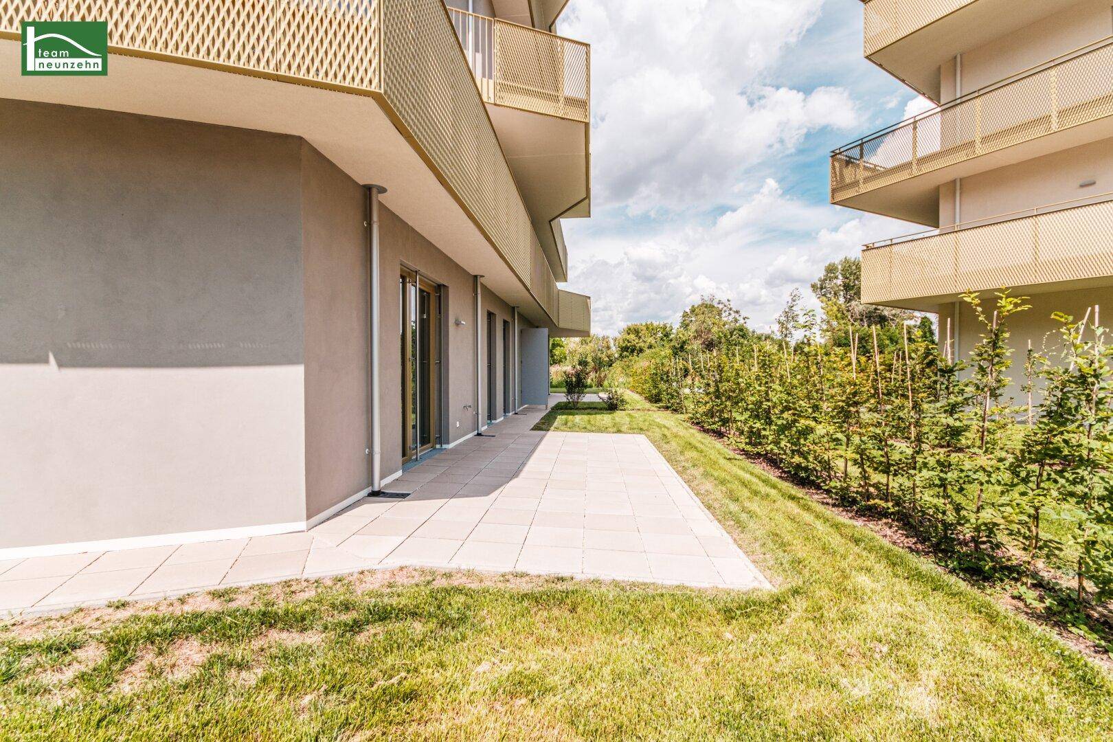 Geräumige Terrasse mit angrenzendem Rasenbereich, ideal für Entspannung im Freien.