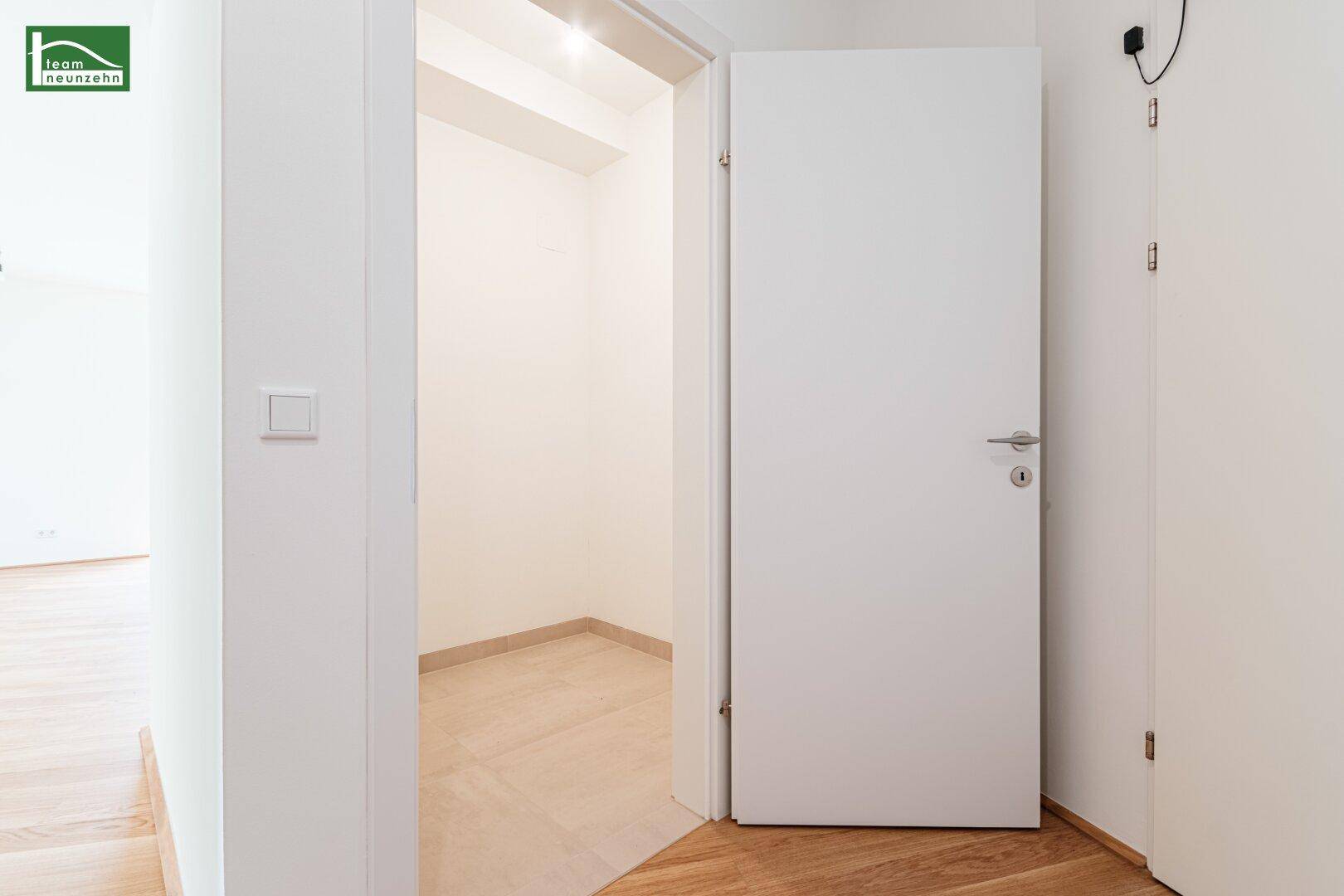 Eingang zu einem praktischen Abstellraum mit Fliesenboden, ideal für zusätzlichen Stauraum.
