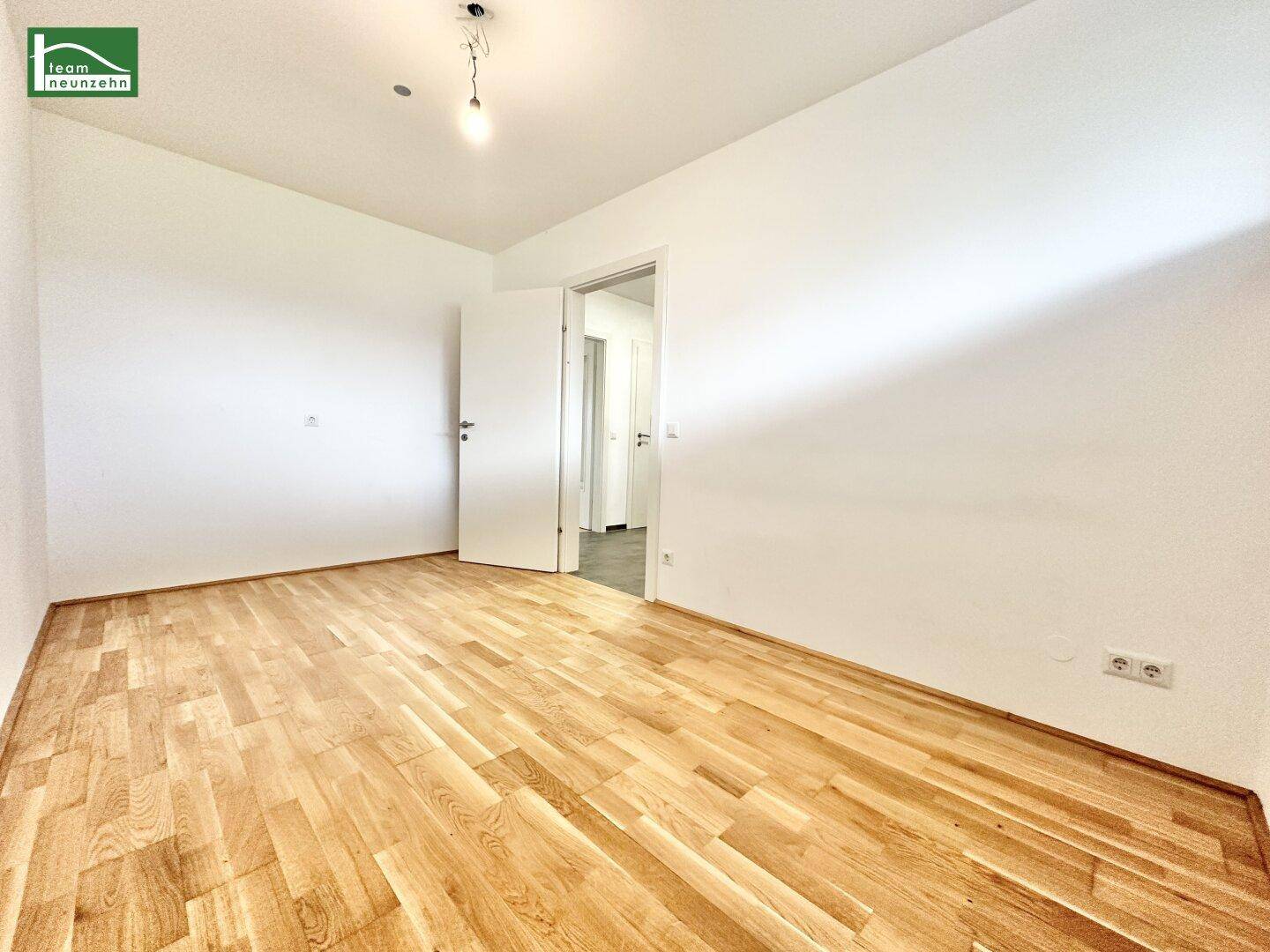 Helles Zimmer mit Parkettboden und viel Platz für individuelle Einrichtungsideen.