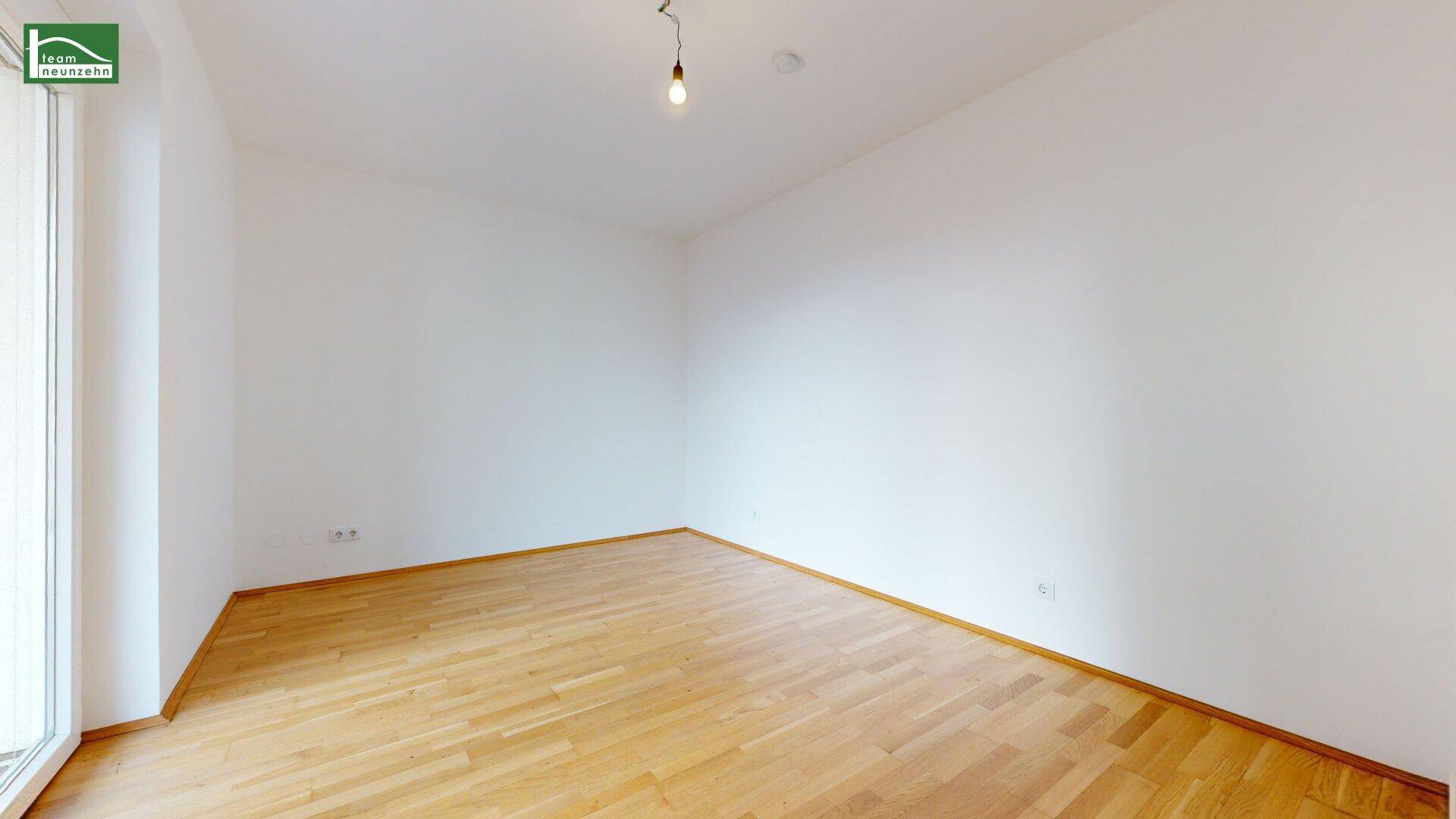 Leerer Raum mit Parkettboden und viel Tageslicht, bereit für individuelle Einrichtungsideen.
