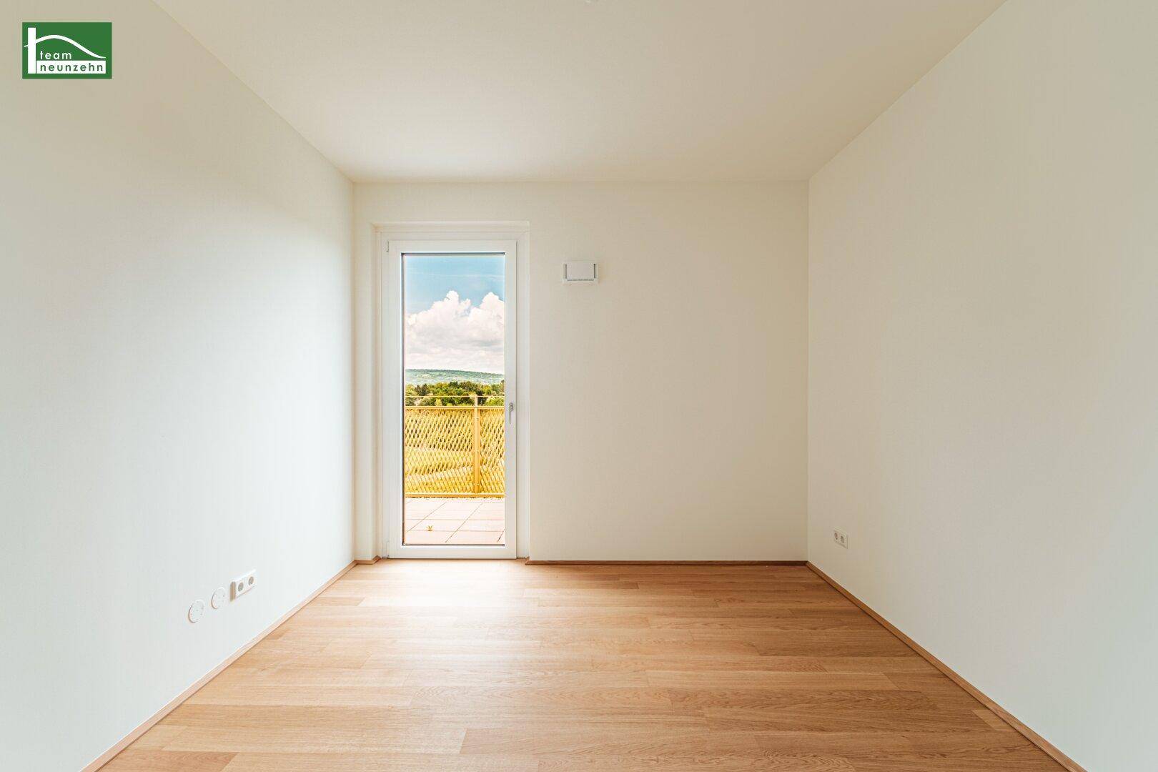 Kleineres, helles Zimmer mit Holzboden und Zugang zu einem Außenbereich, ideal als Schlafzimmer.