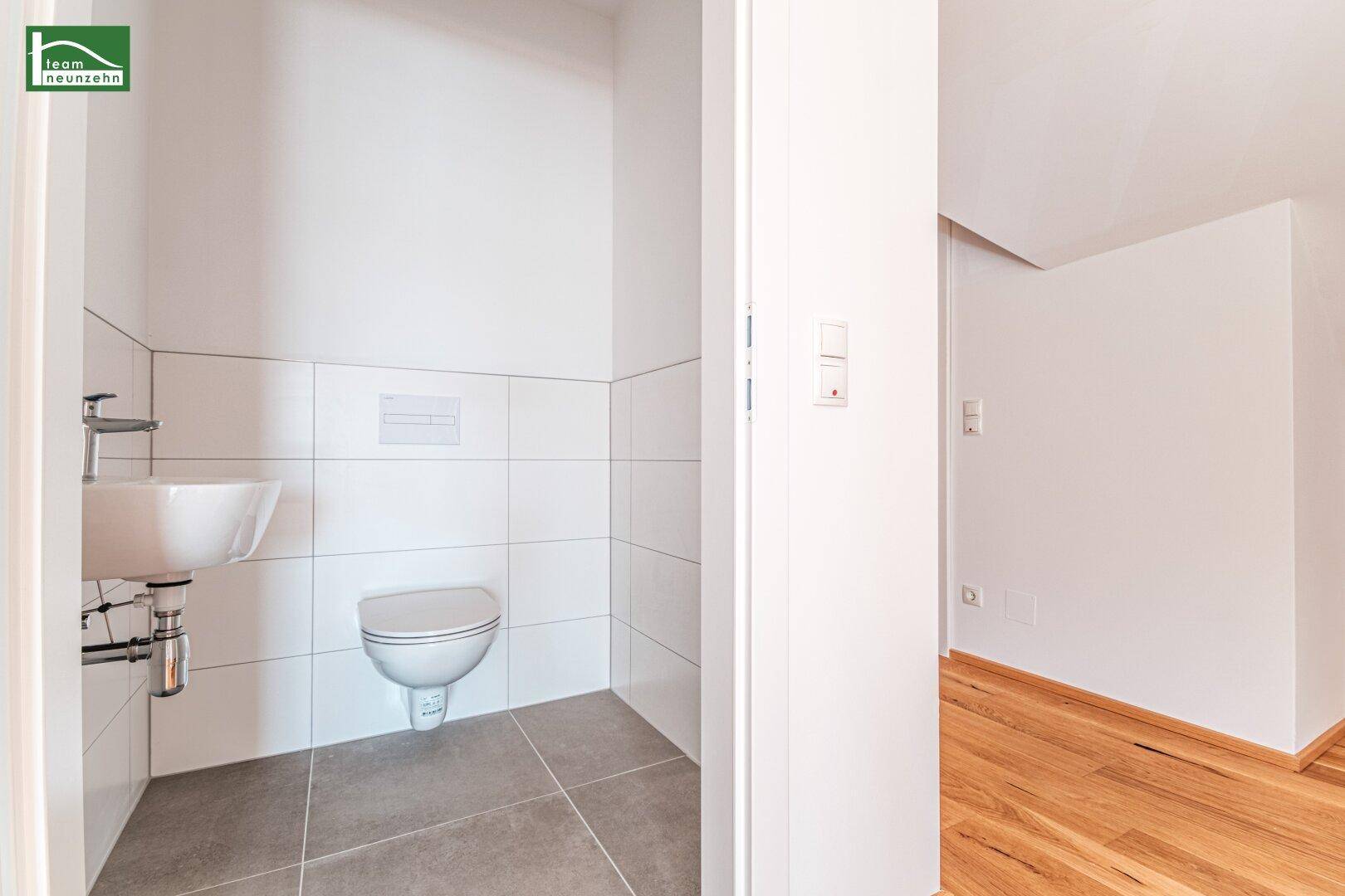 Modernes Gäste-WC mit Waschbecken und wandhängendem WC.