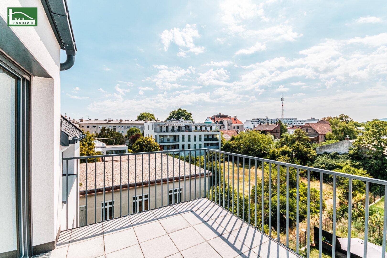 Sonniger Balkon mit Fliesenboden und Blick auf die umliegenden Gebäude.