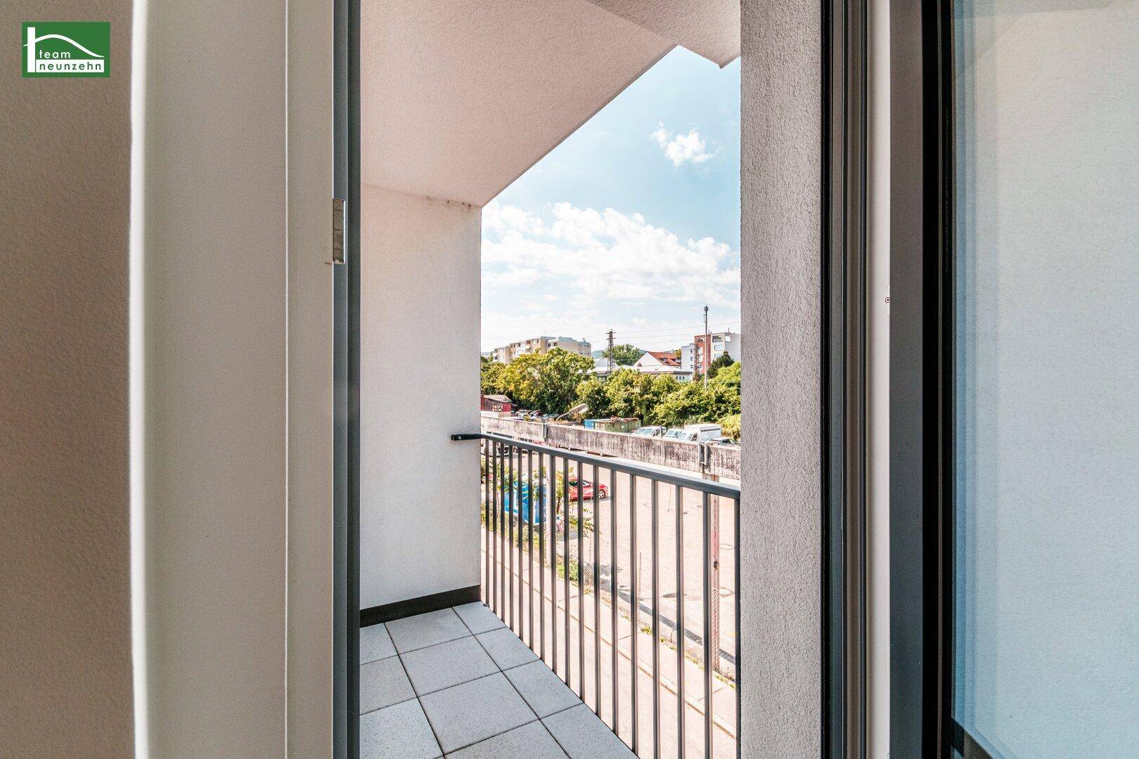 Kleiner Balkon mit Fliesenboden und Metallgeländer, bietet einen Blick auf die Umgebung.