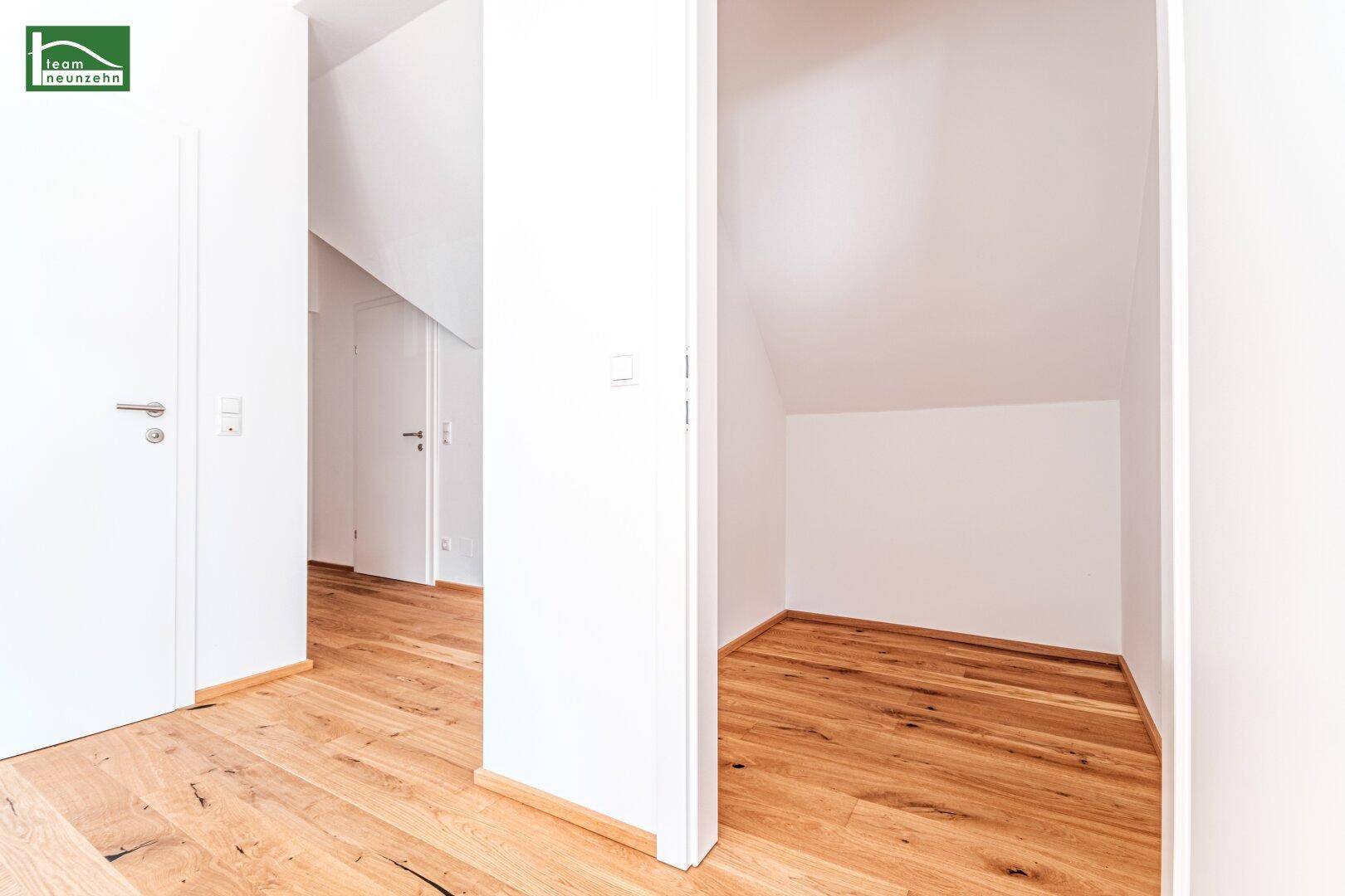 Praktischer Abstellraum im Dachgeschoss mit Holzboden und schrägen Wänden.