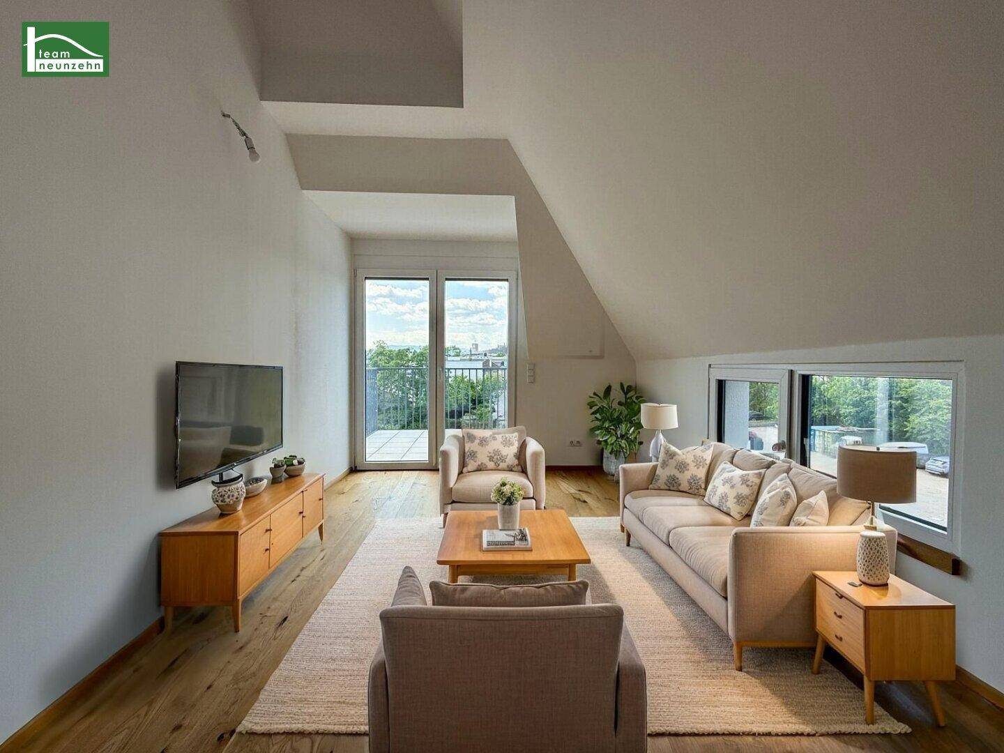 Gemütliches Wohnzimmer im Dachgeschoss mit Holzboden, Balkon und moderner Einrichtung.