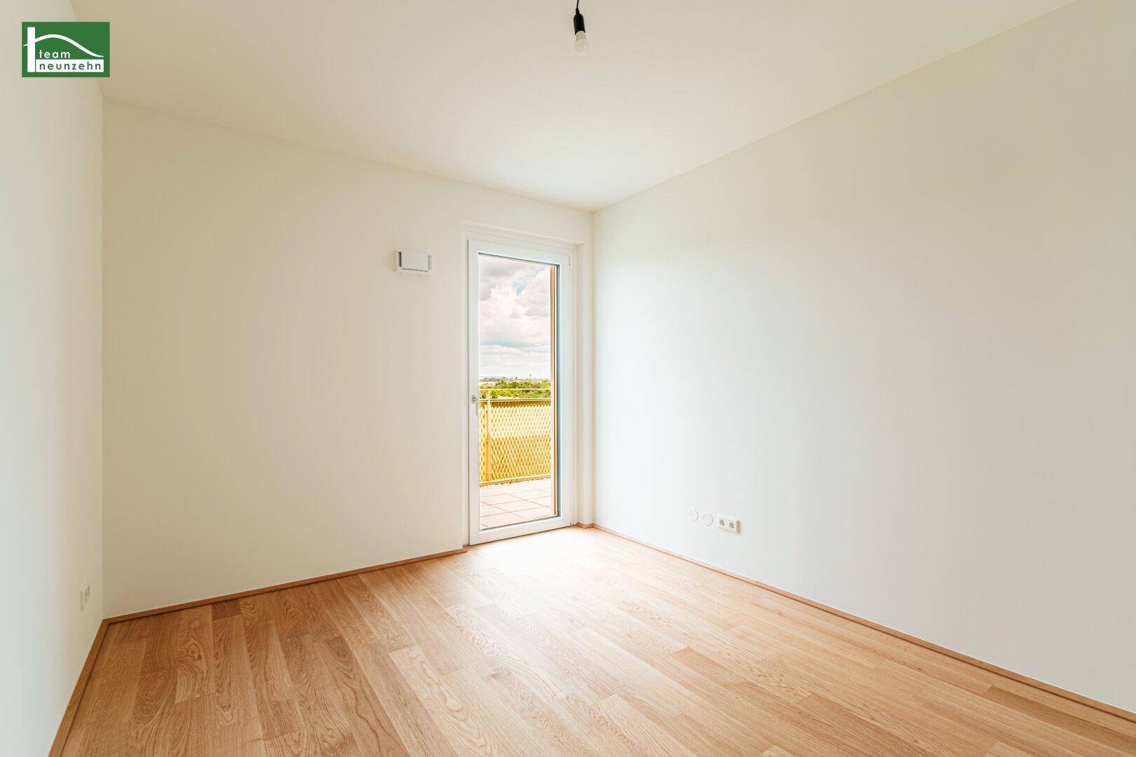 Heller Raum mit Holzboden und Zugang zu einem Außenbereich, ideal für individuelle Gestaltung.