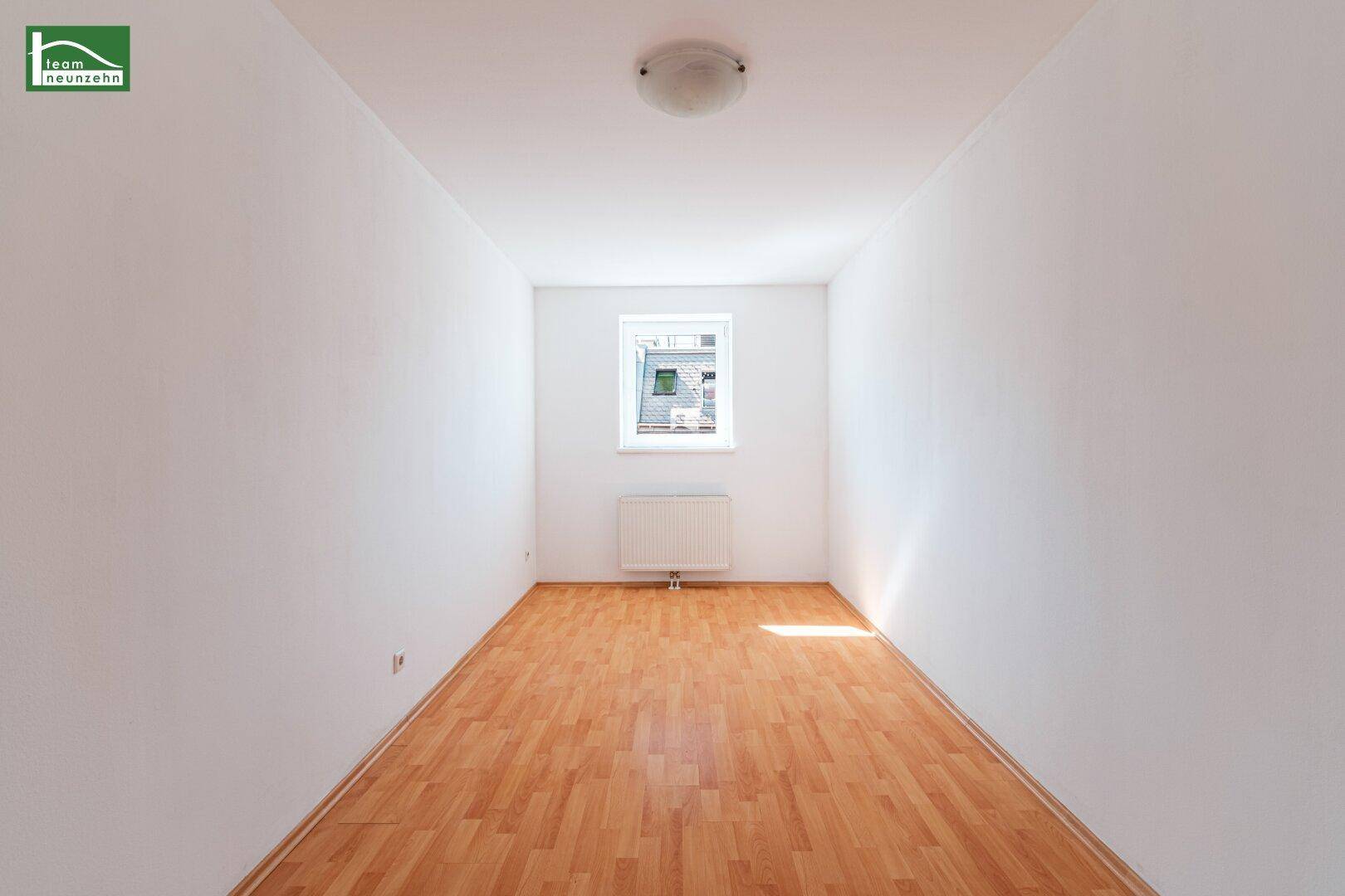 Leeres, helles Zimmer mit Parkettboden und einem Fenster, ideal als Schlaf- oder Arbeitszimmer nutzbar.