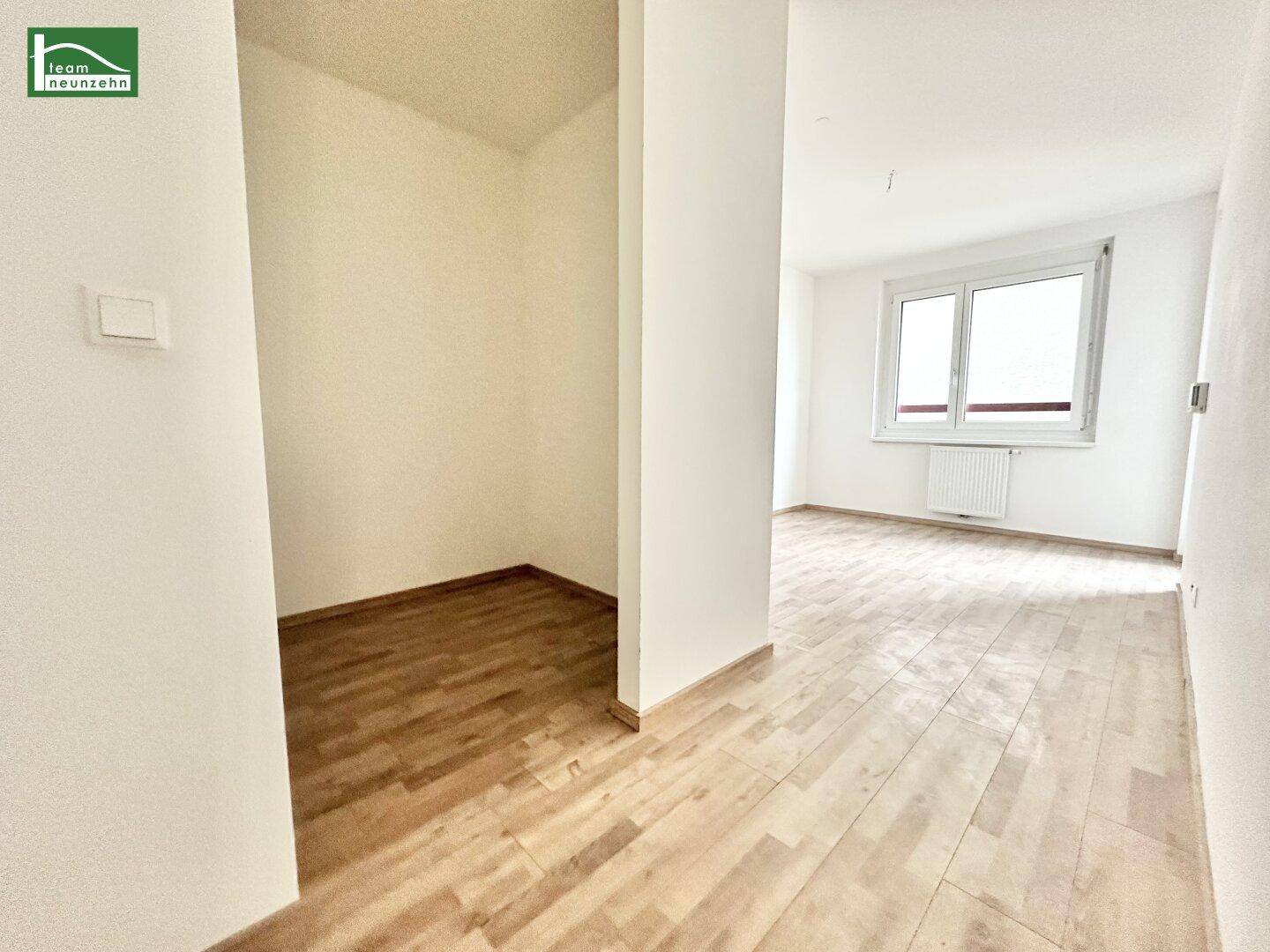 Heller Raum mit Holzboden und einem kleinen Abstellbereich, der vielseitig nutzbar ist.