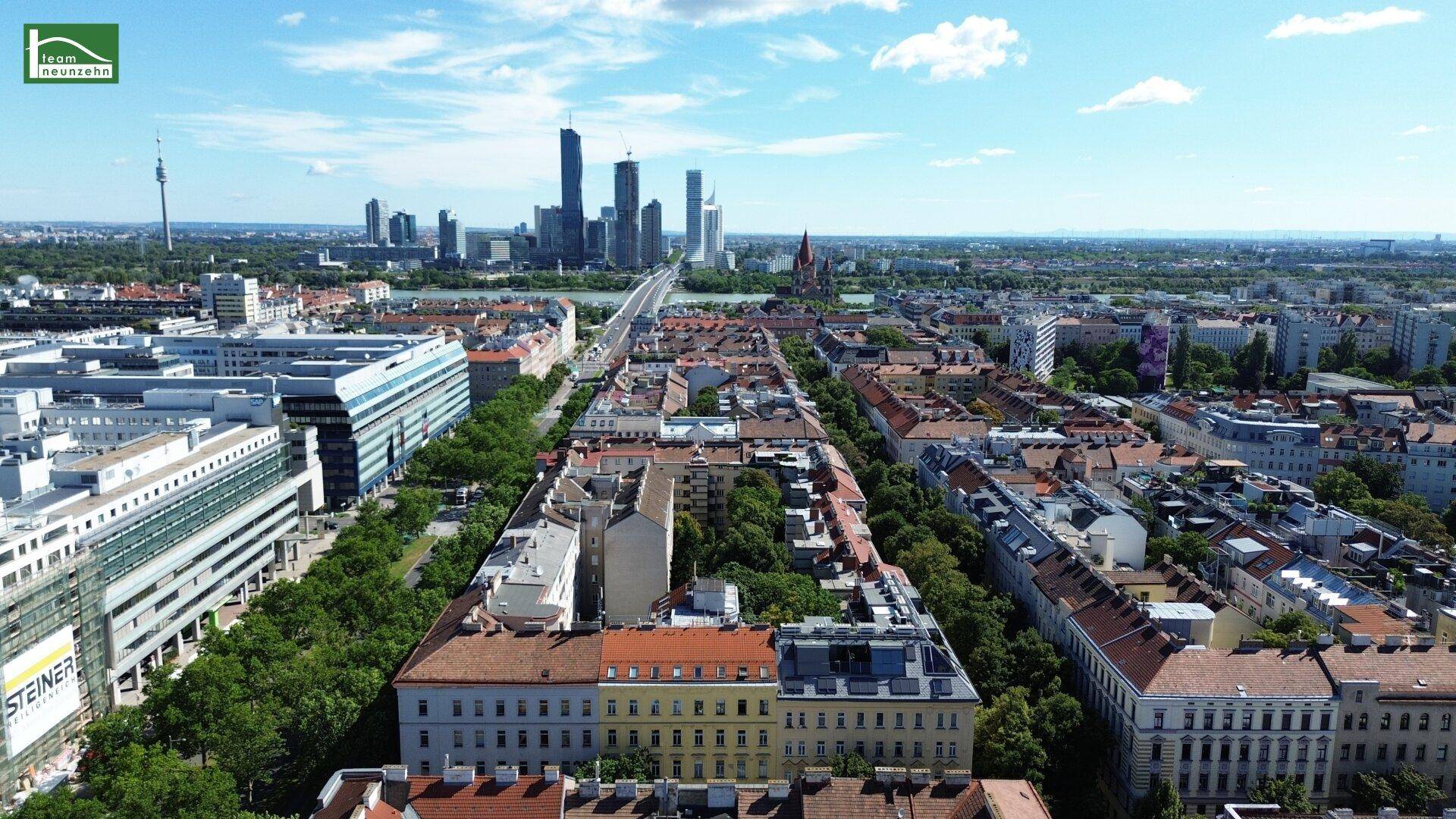 Weitläufige Luftaufnahme der Stadt Wien mit Blick auf die umliegende Bebauung.
