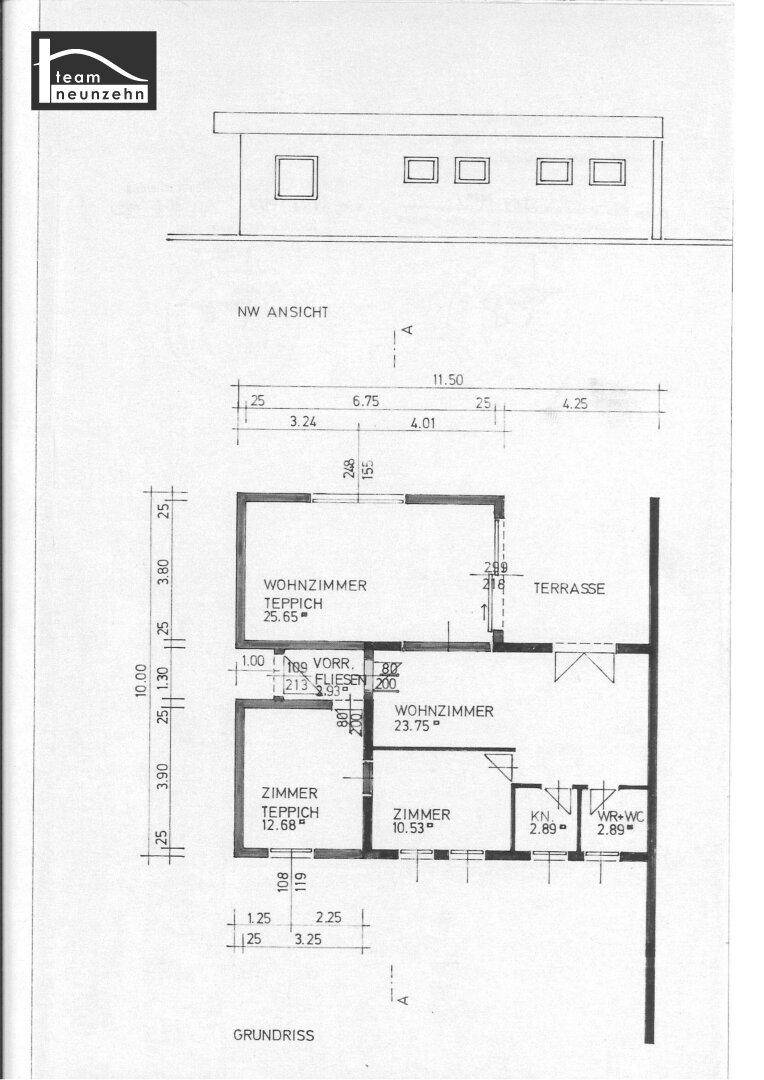 Grundriss des Hauses mit Raumaufteilung, Maßen und Terrasse.