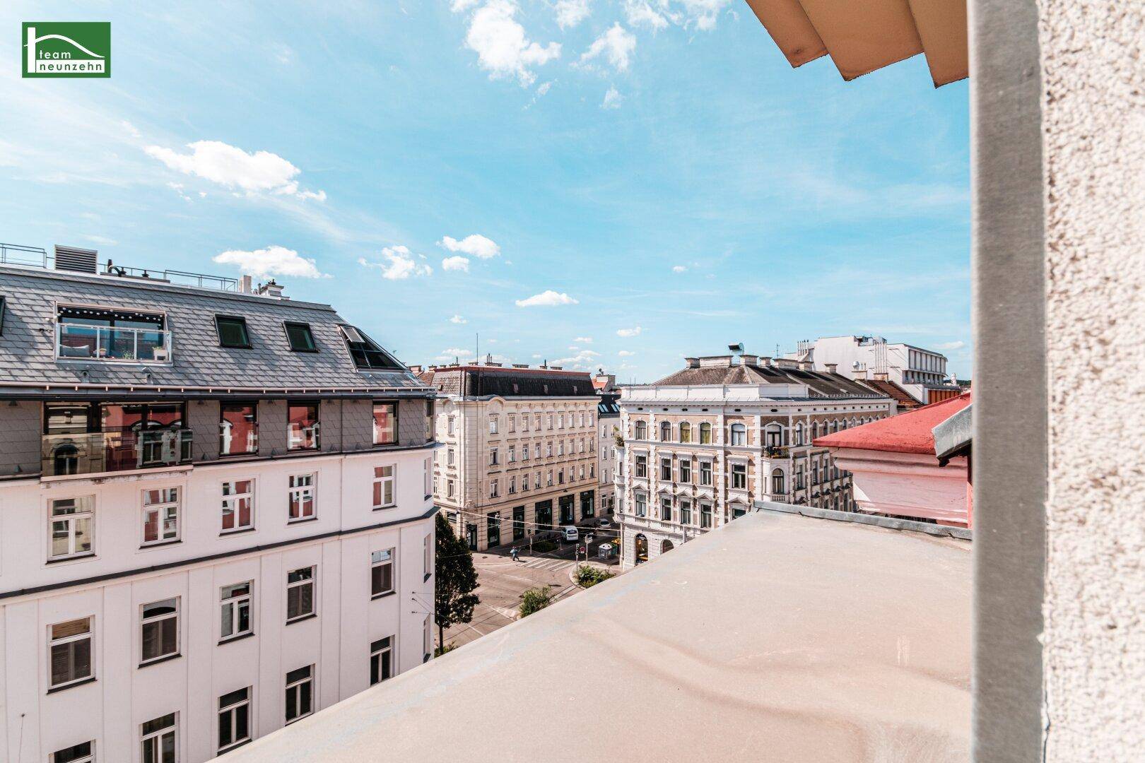 Weitblick über eine belebte Straße mit klassischer Architektur und städtischem Flair.