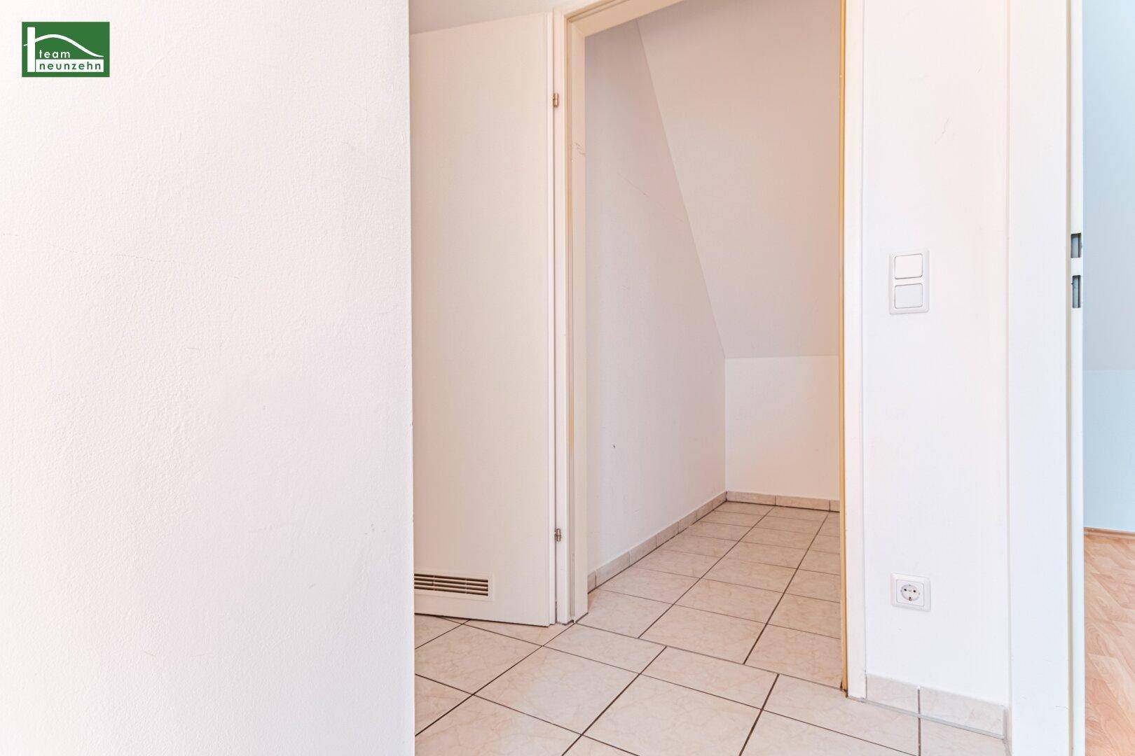 Praktischer Abstellraum mit Fliesenboden und Dachschräge, ideal für zusätzlichen Stauraum.
