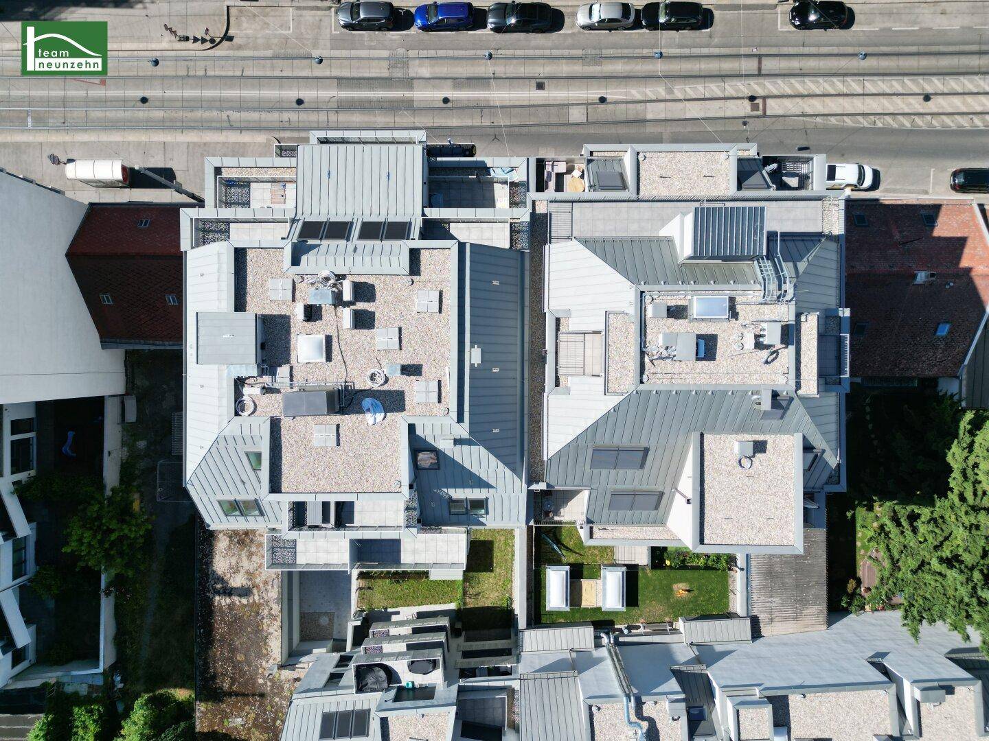 Draufsicht auf den Wohnkomplex mit verschiedenen Dachformen und Innenhöfen.