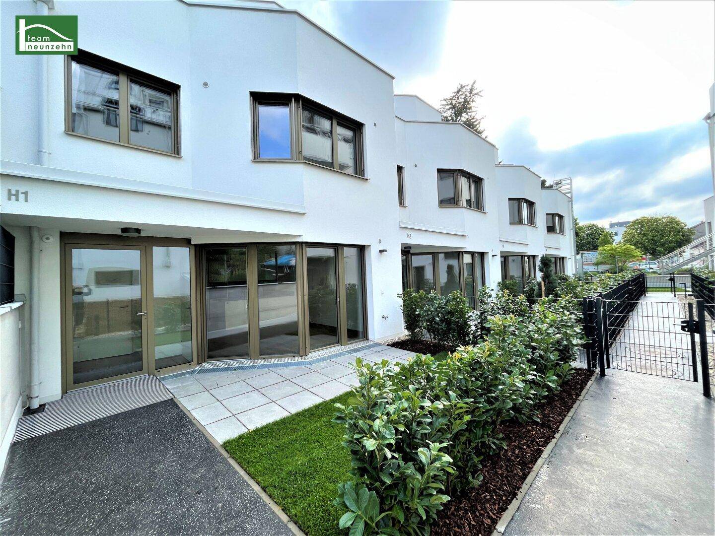 Erdgeschosswohnungen mit kleinen privaten Gärten und Terrassenbereichen.