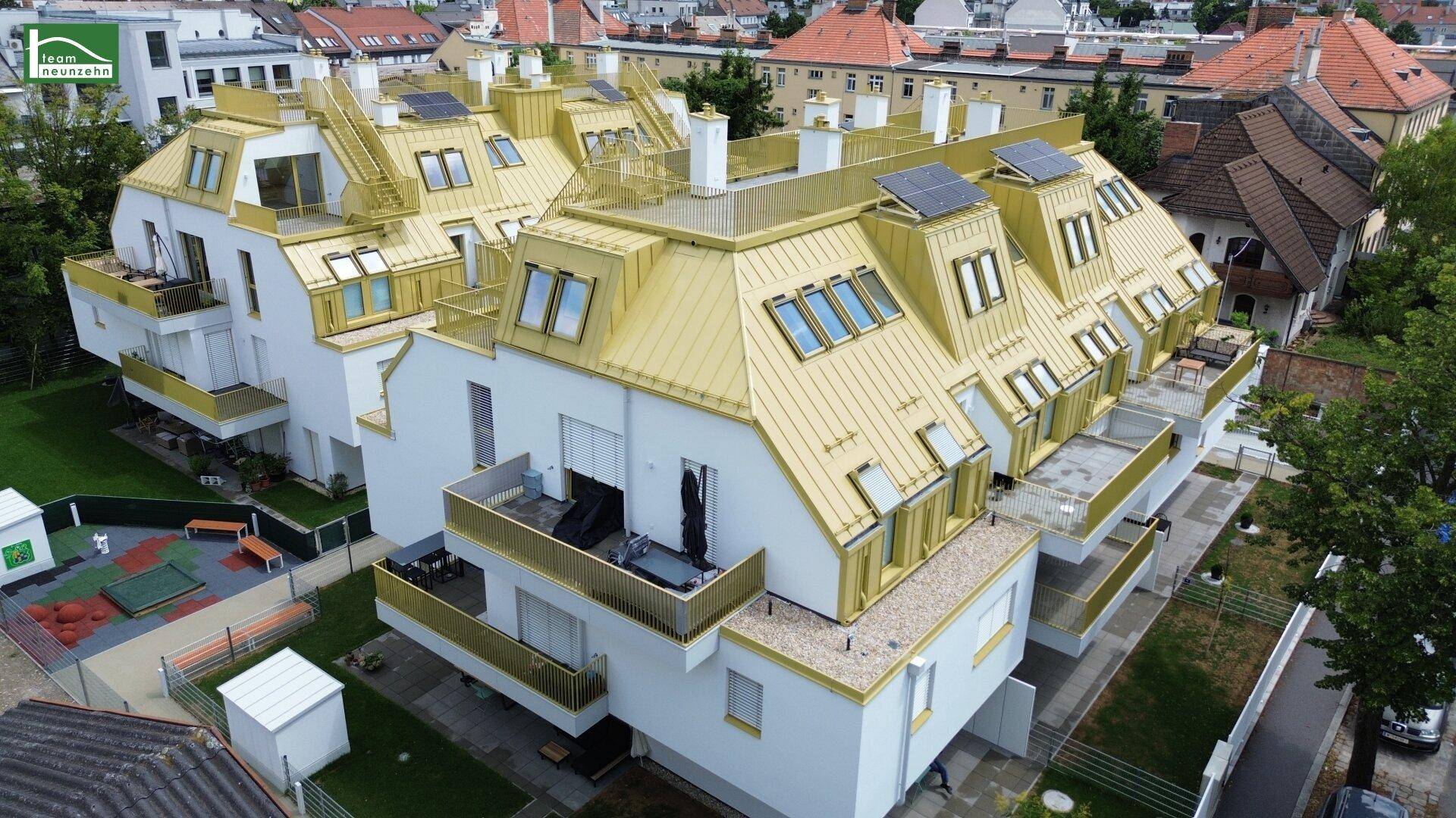Detaillierte Luftaufnahme des Gebäudes mit goldenen Dächern und installierten Photovoltaikanlagen.