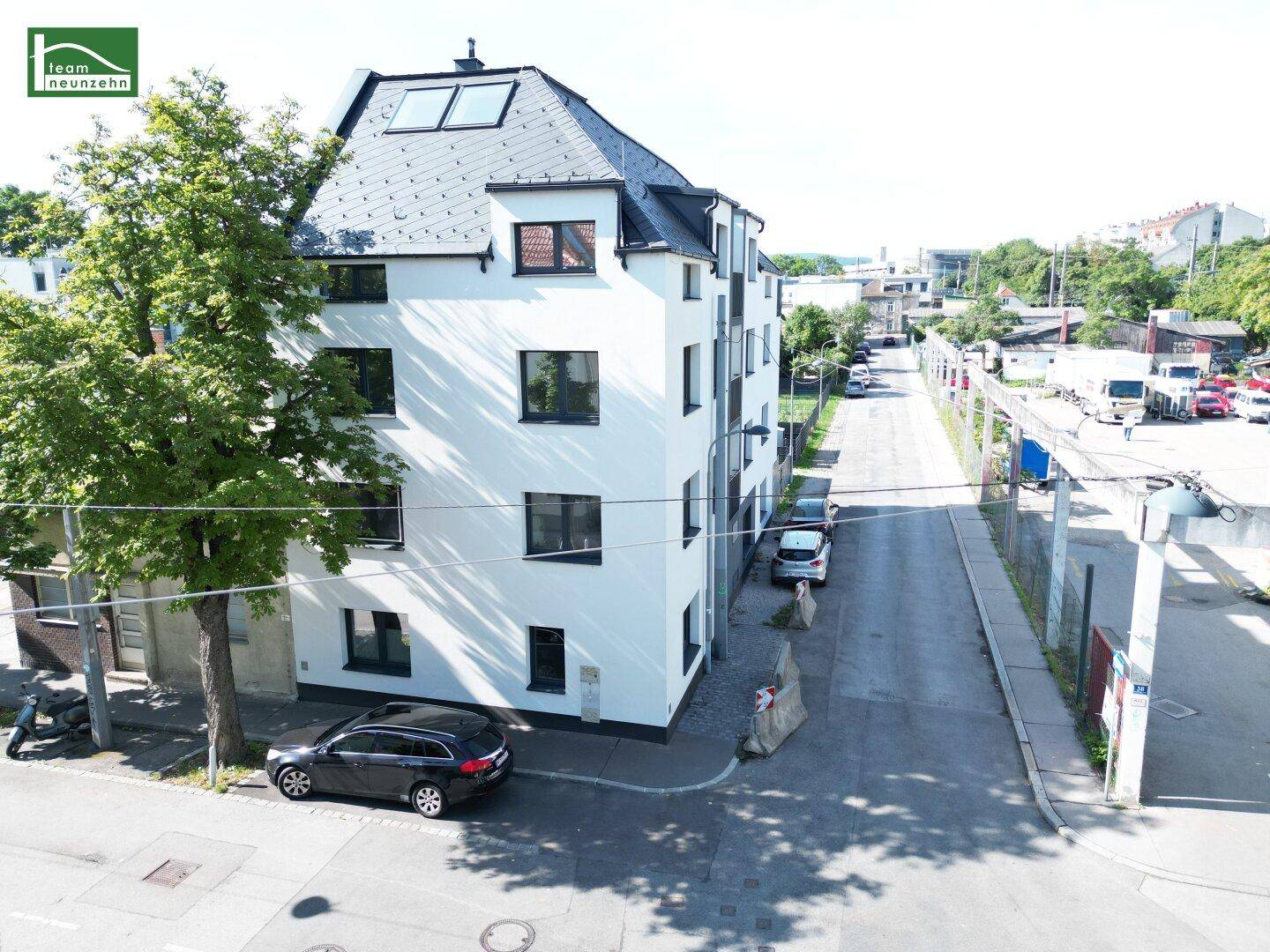 Ansicht des modernen Wohngebäudes von der Straße aus mit umliegender Bebauung.