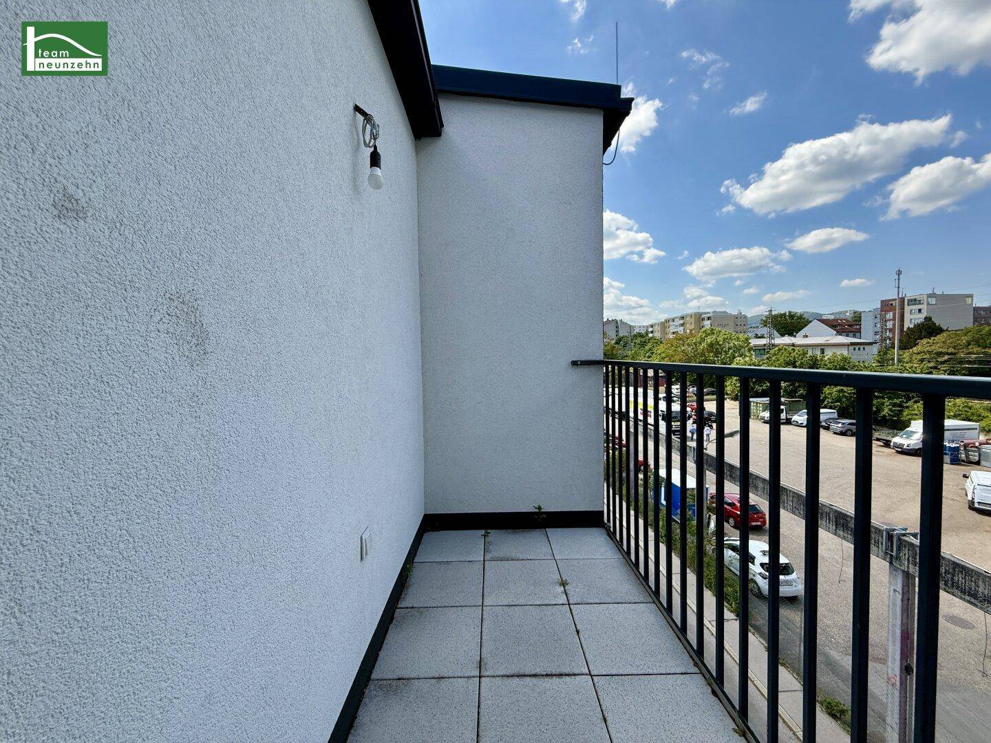 Kleiner Balkon mit Fliesenboden und Metallgeländer, bietet Platz für einen Sitzbereich.