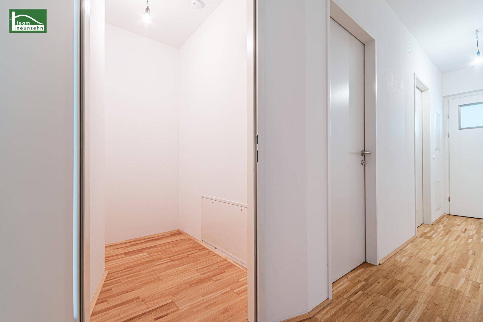 Kleiner, heller Abstellraum mit Holzboden, ideal für zusätzlichen Stauraum.