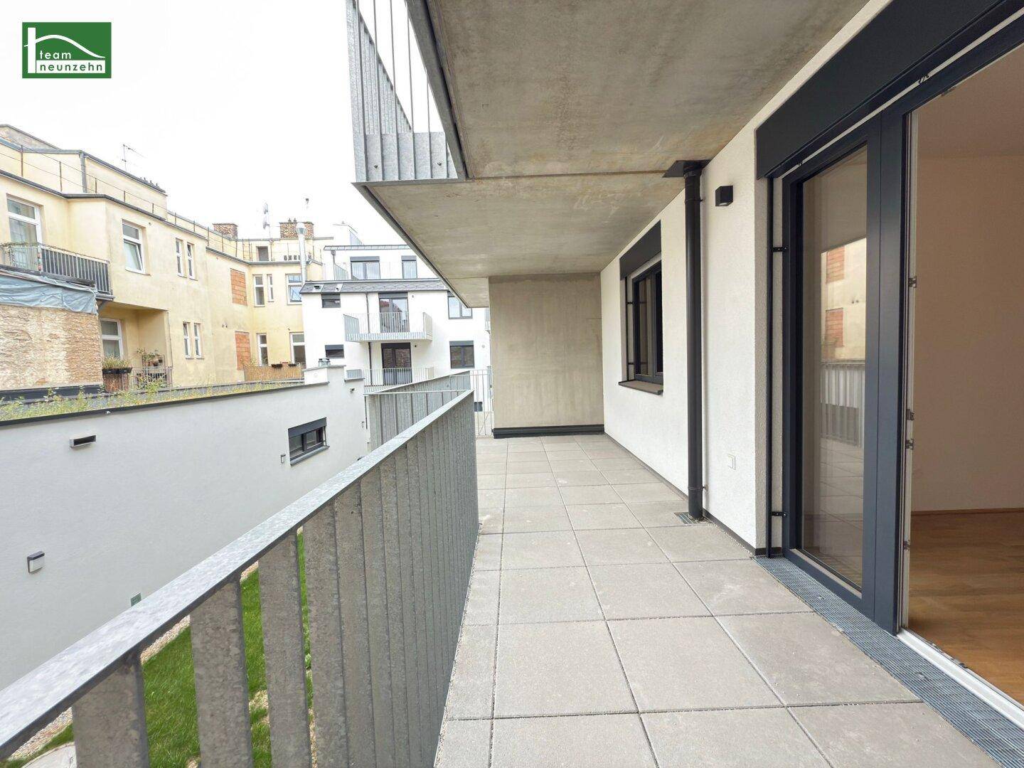Langer Balkon mit Fliesen und Metallgeländer, bietet Platz für Entspannung im Freien.