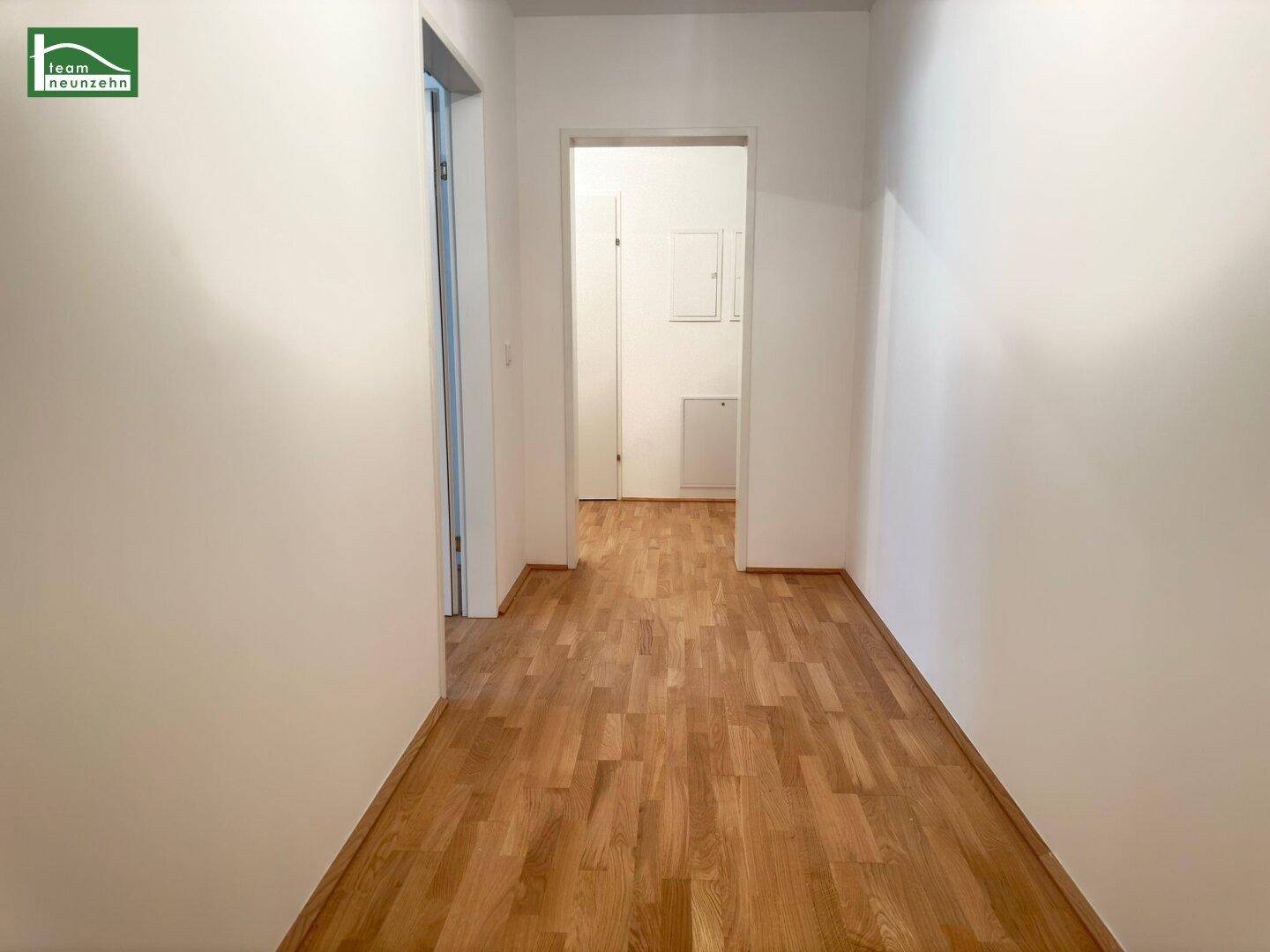 Geräumiger Flur mit Parkettboden und Zugang zu verschiedenen Zimmern der Wohnung.