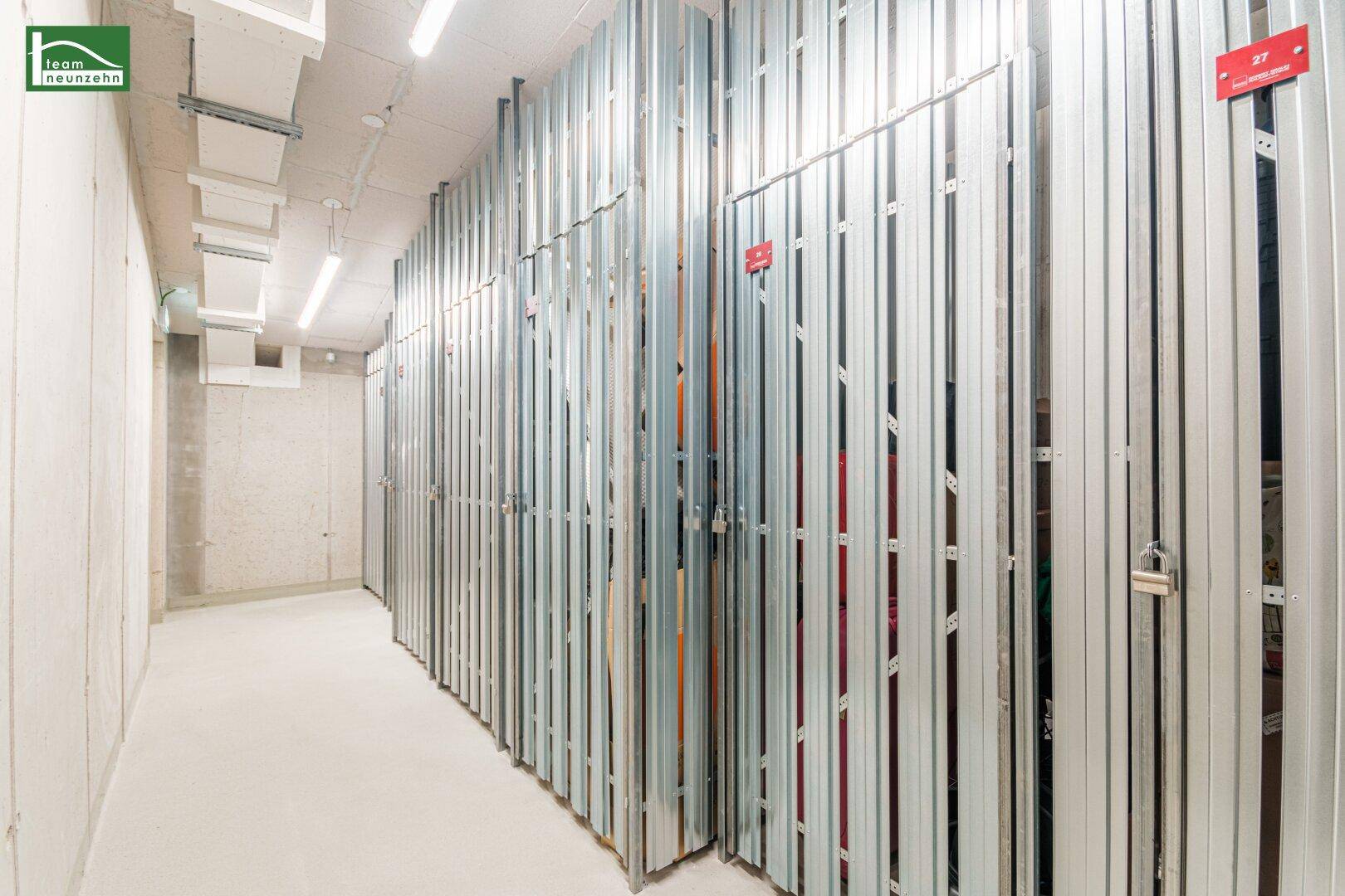 Kellerabteile mit Metallwänden bieten praktischen Stauraum für Bewohner.