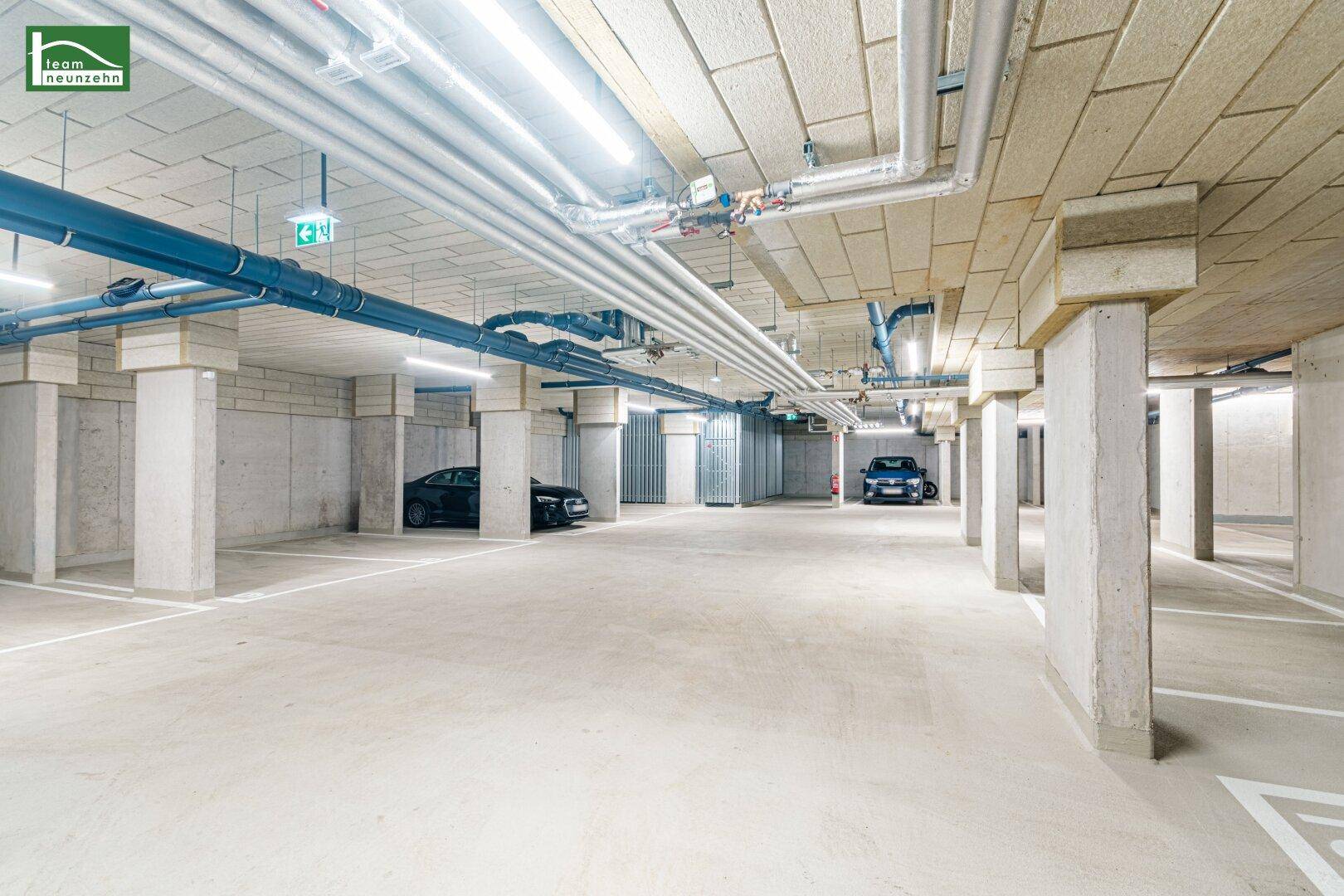 Geräumige Tiefgarage mit mehreren Stellplätzen und guter Beleuchtung.