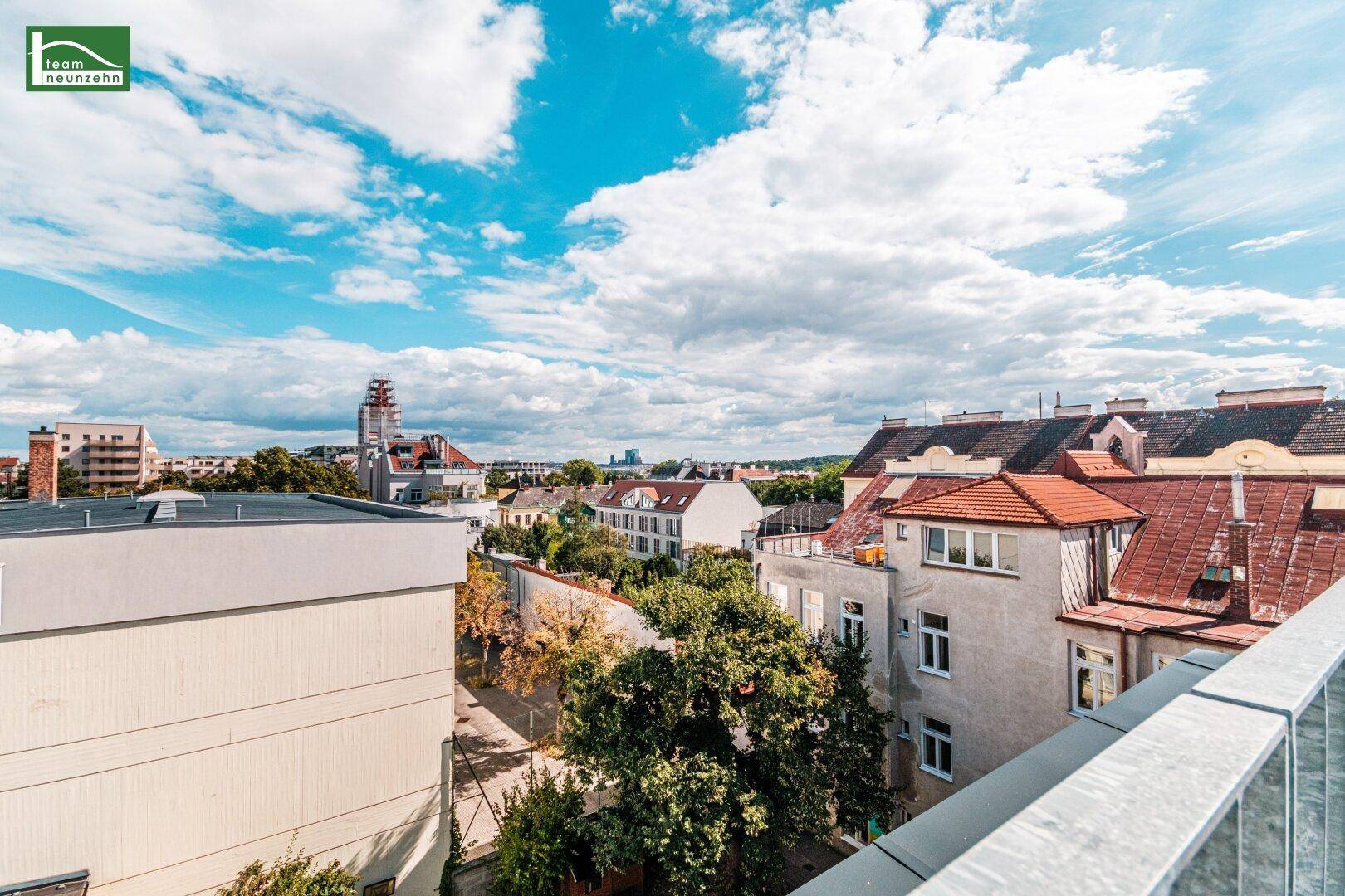 Weitläufiger Blick über die Dächer der Stadt und die umliegende Wohnbebauung.