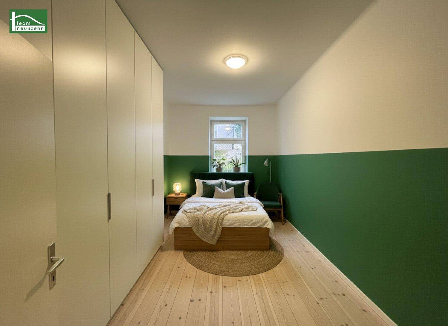 Modernes Schlafzimmer mit Holzboden, weiß-grünen Wänden und Einbauschränken.