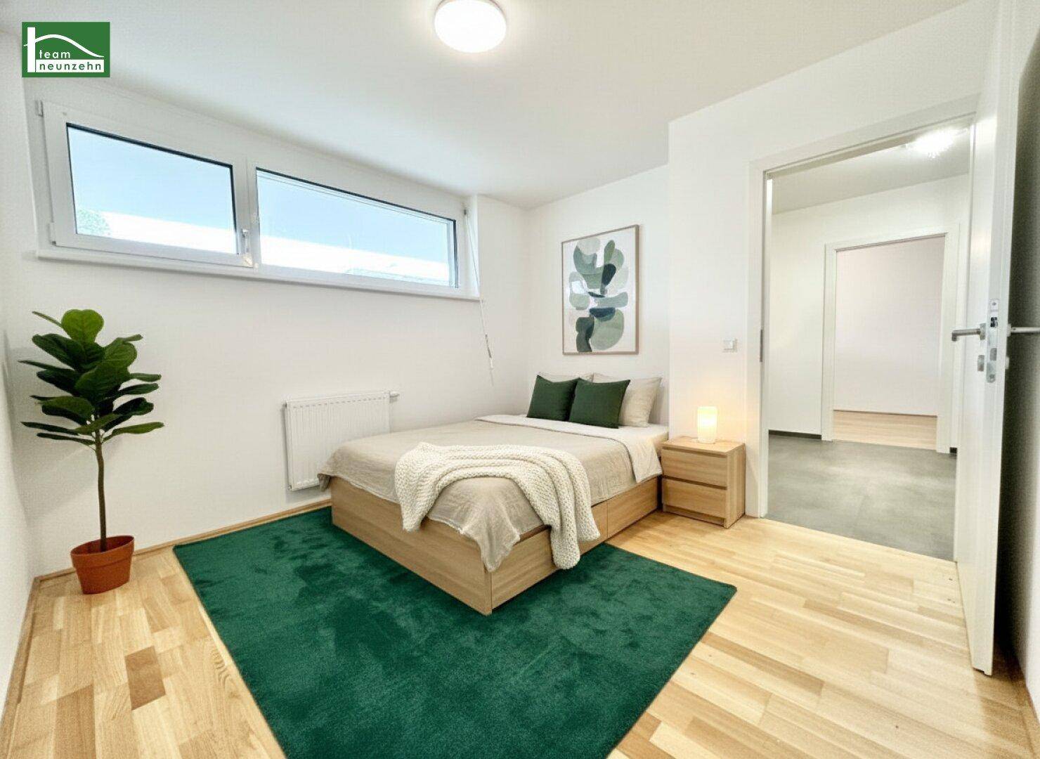 Gemütliches Schlafzimmer mit Holzboden, Doppelbett und moderner Dekoration.