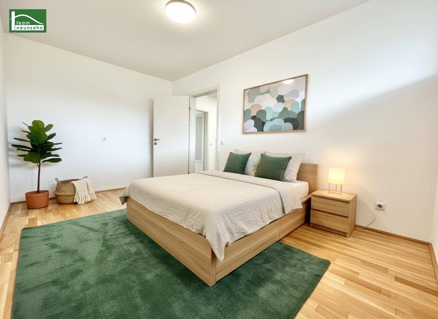Gemütliches Schlafzimmer mit Holzboden, Doppelbett und moderner Dekoration.