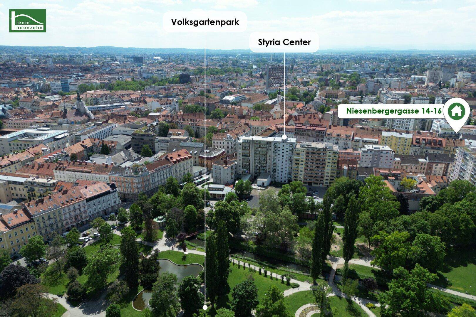 Luftaufnahme der Stadt mit markiertem Wohngebäude, Volksgartenpark und Styria Center.