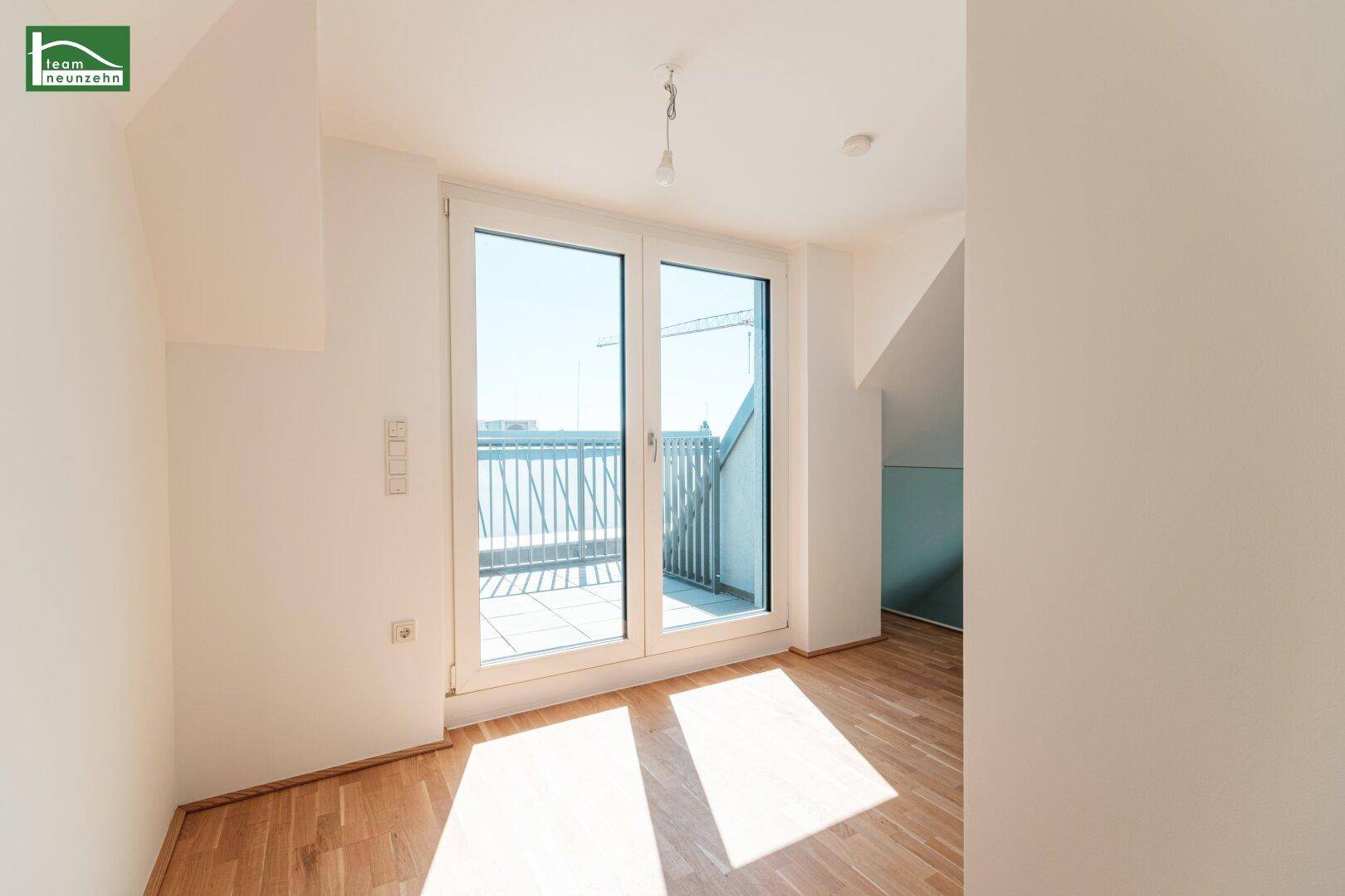 Lichtdurchflutetes Zimmer mit Holzboden und direktem Zugang zur Terrasse, ideal als Schlaf- oder Arbeitszimmer.