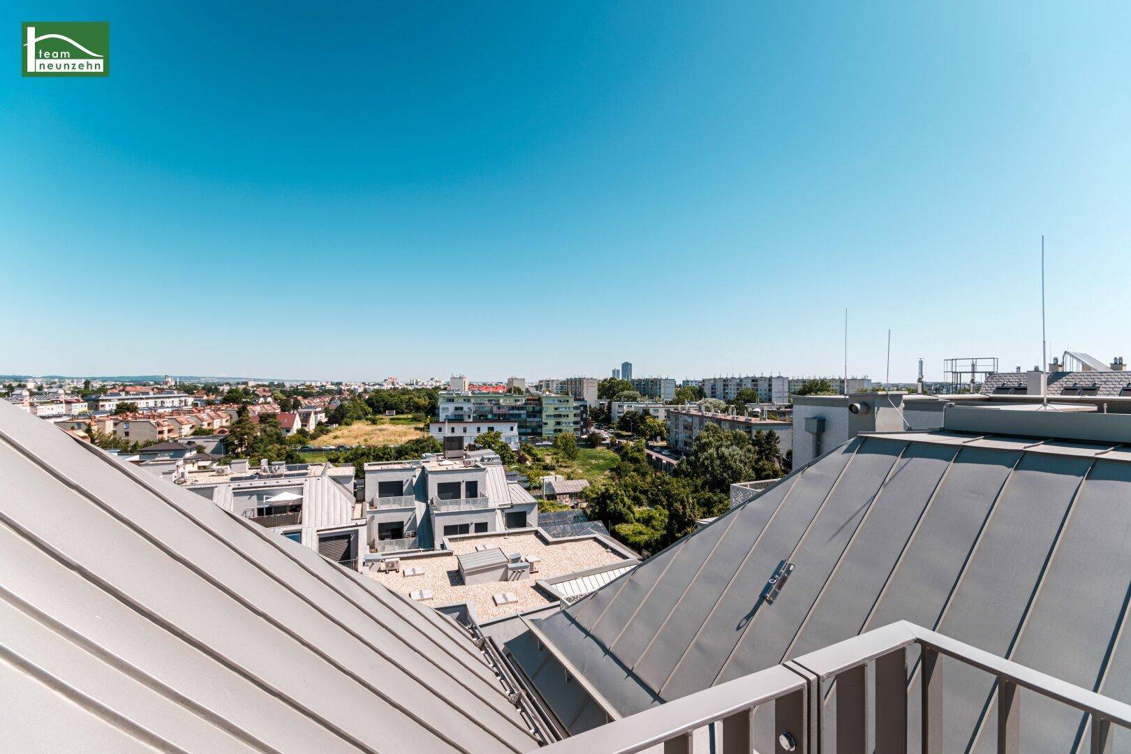 Weitläufiger Blick von der Dachterrasse über die Stadtlandschaft und die umliegenden Gebäude.