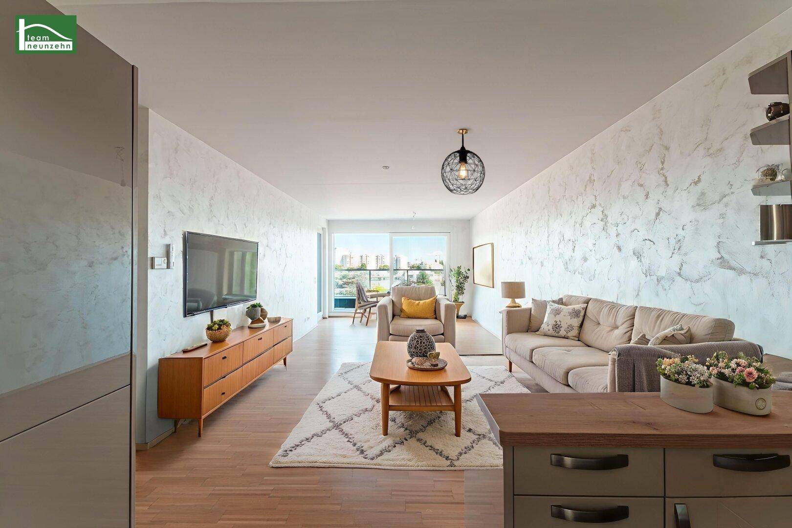 Gemütlicher Wohnbereich mit Parkettboden, beigem Sofa und Blick ins Grüne.