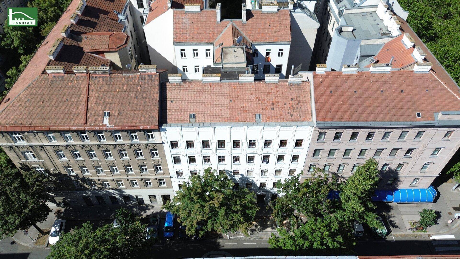 Luftaufnahme des Innenhofs und der umliegenden Gebäude mit viel Grün.