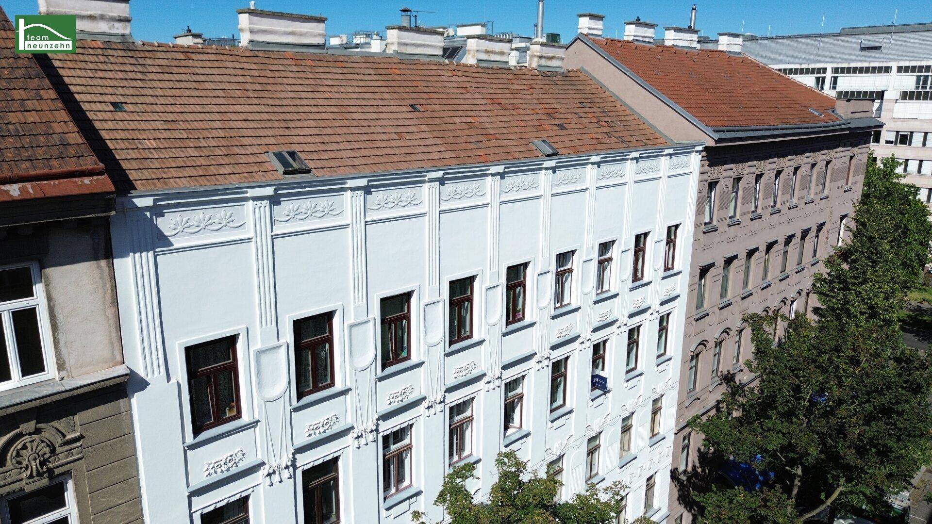 Dachansicht des Altbaus mit Ziegeldach und der frisch renovierten Fassade.