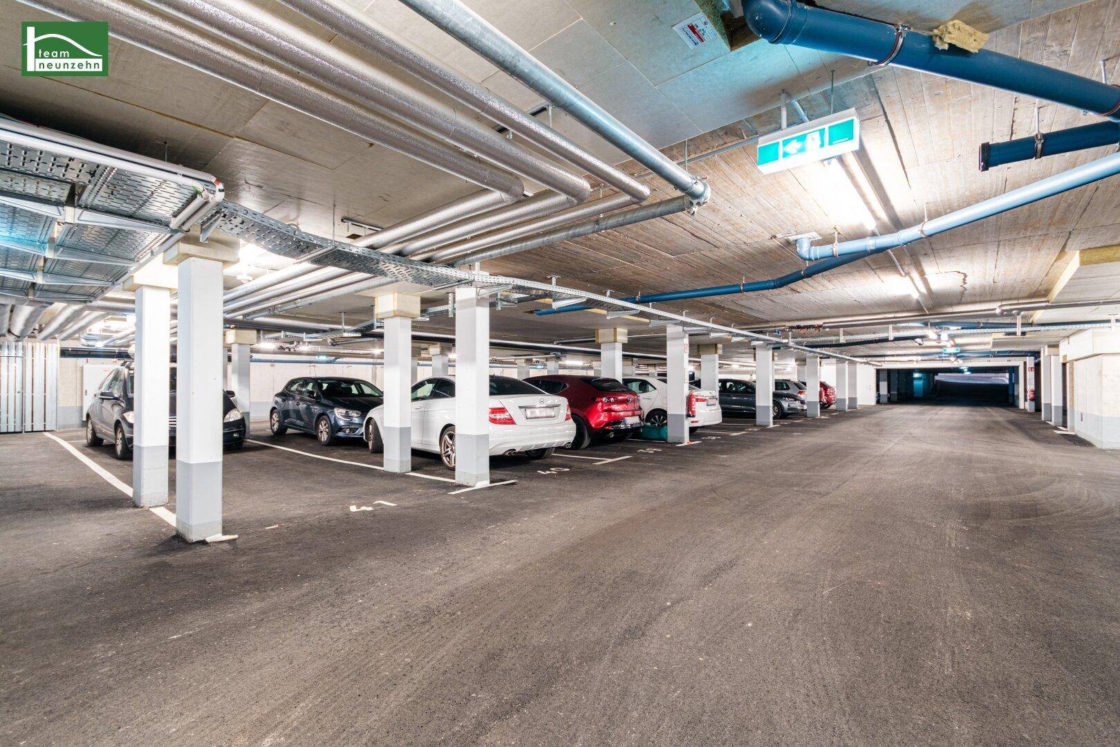 Geräumige Tiefgarage mit vielen Stellplätzen und guter Beleuchtung.
