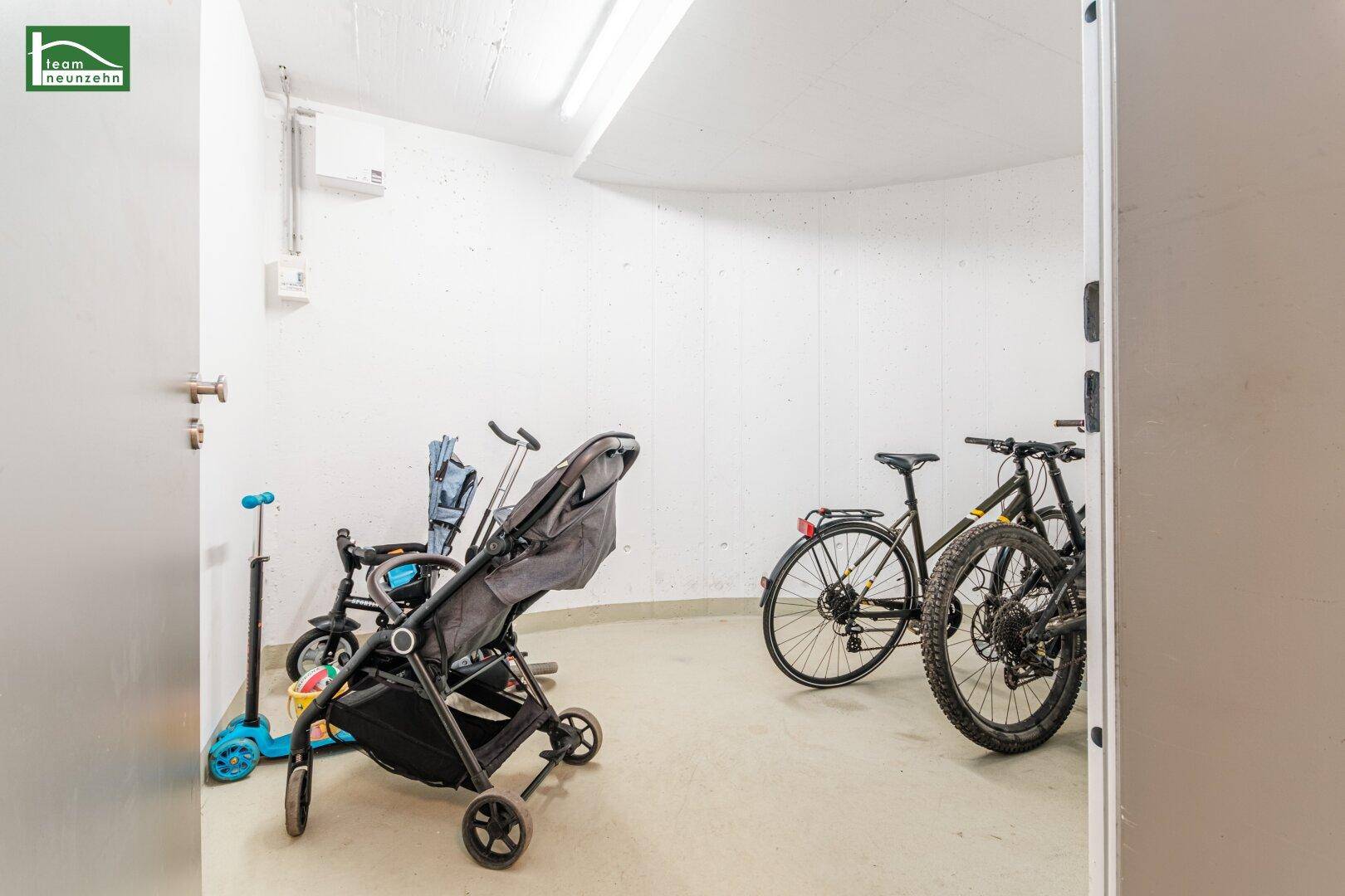 Praktischer Abstellraum mit Platz für Fahrräder und Kinderwagen.